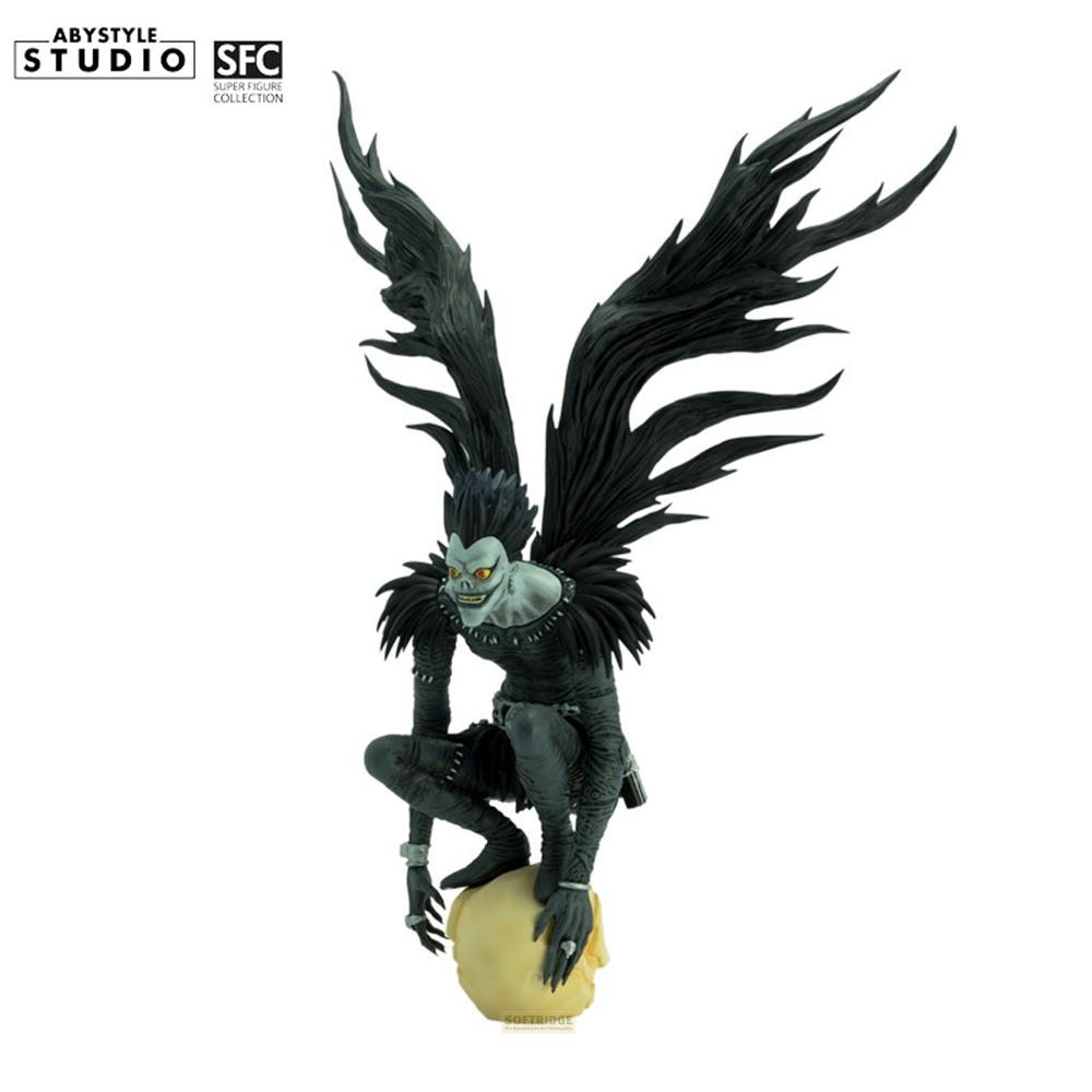 Eine Figur von Ryuk kauert auf einem Totenkopf, mit schwarzen Flügeln und weißem Hintergrund.