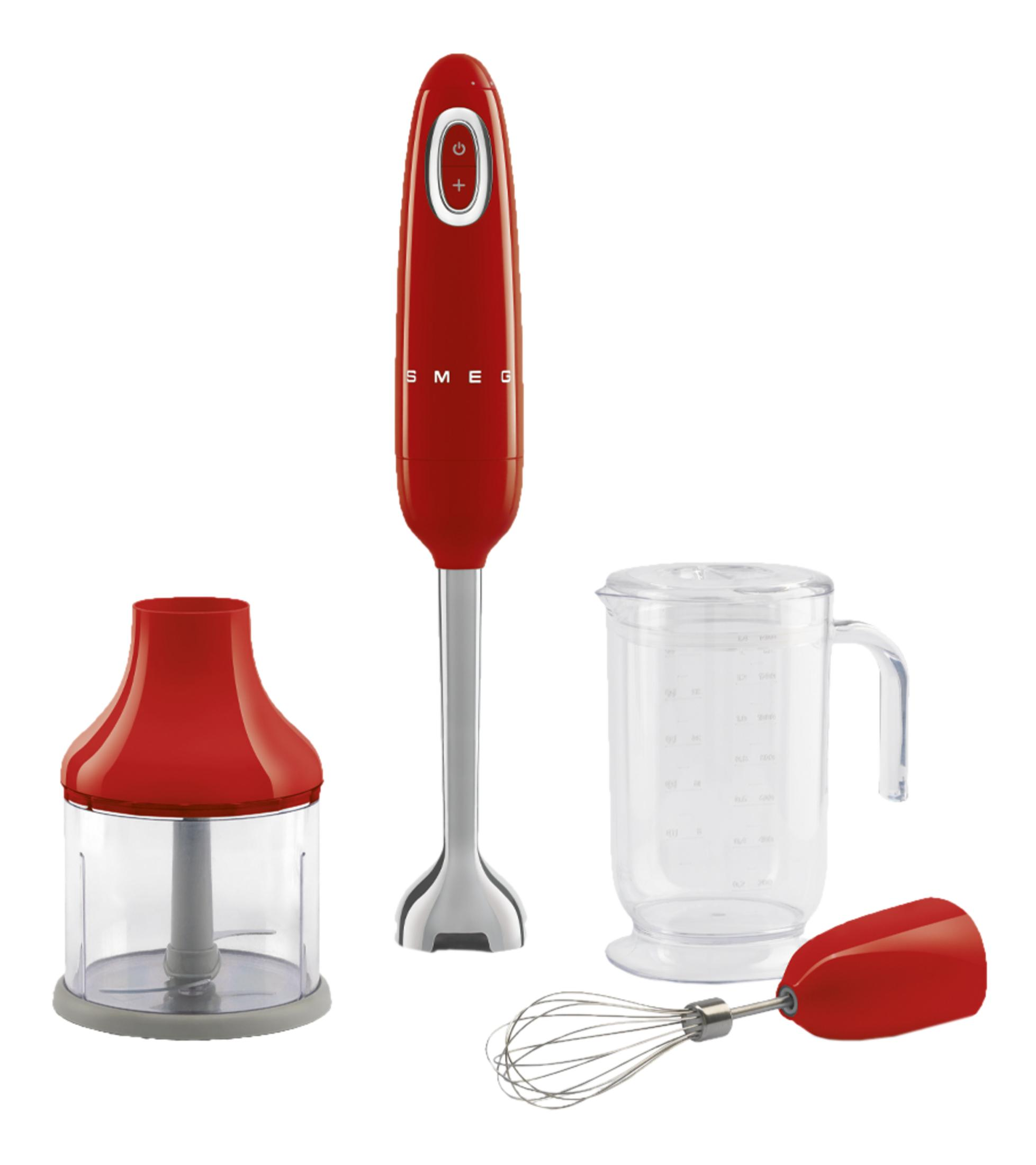 Czerwony blender ręczny z akcesoriami: rozdrabniacz, kubek z miarką i trzepaczka.