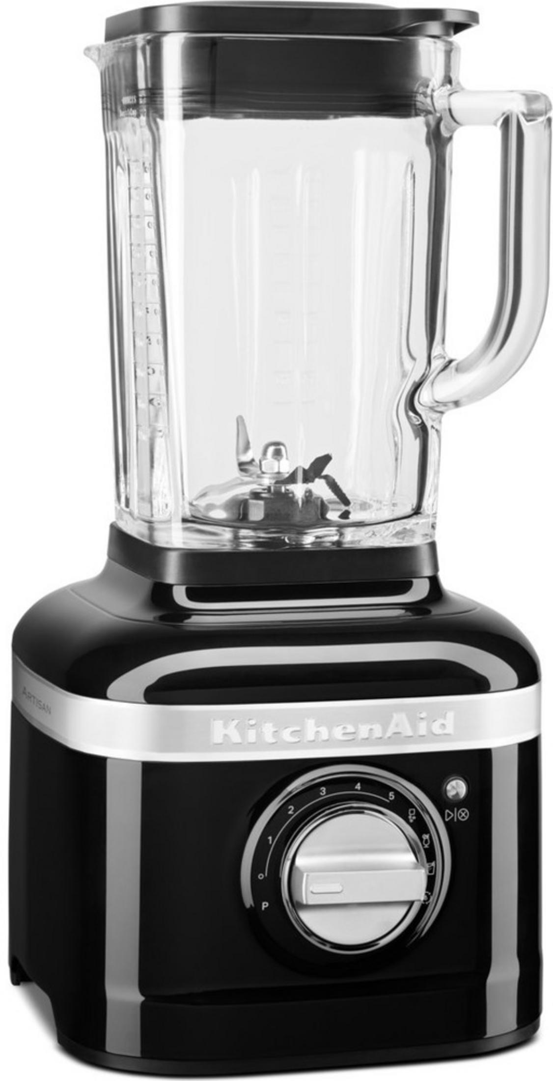 Gümüş kontrolü olan siyah bir KitchenAid blender.