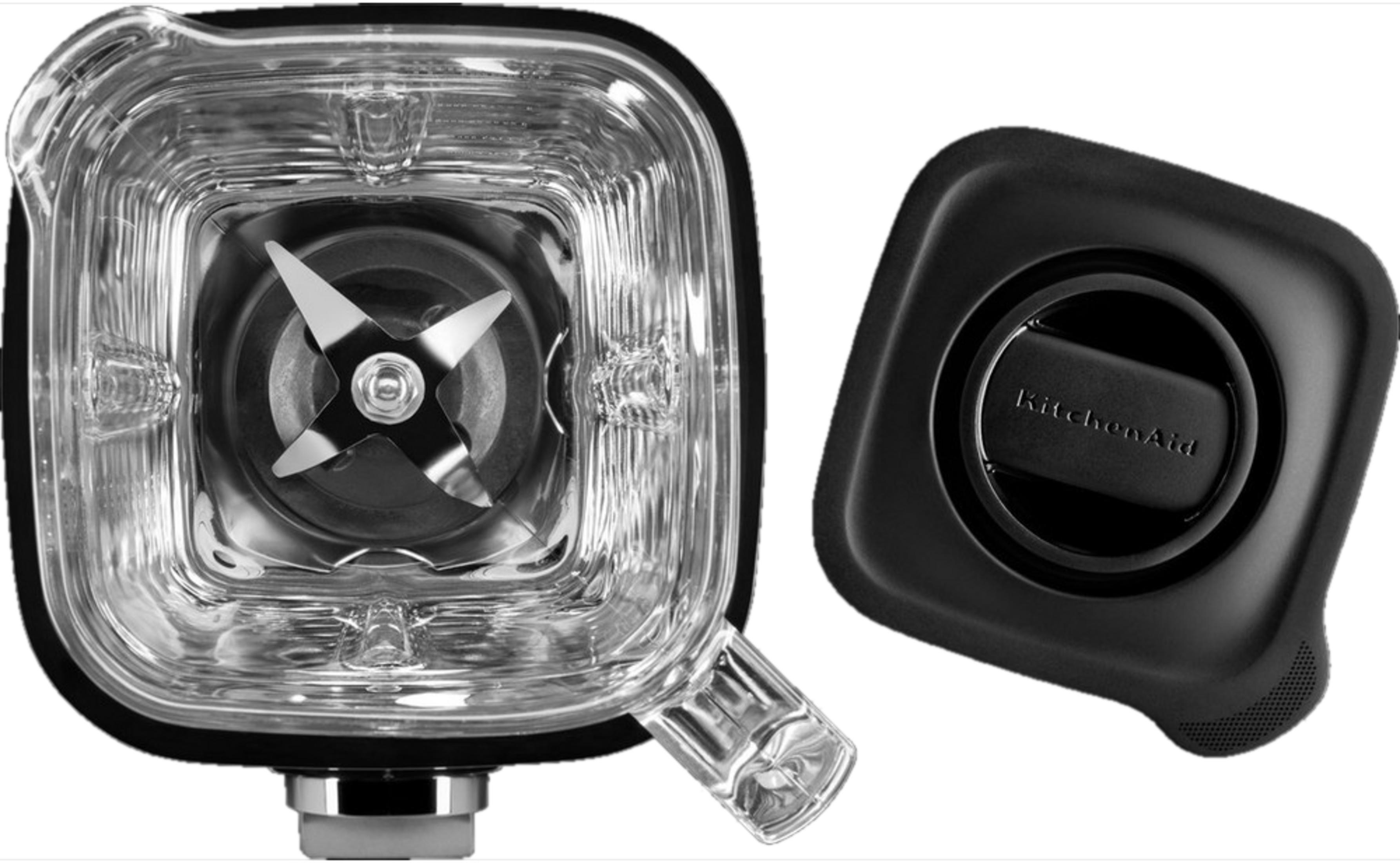 KitchenAid logolu siyah tabanlı, bıçaklı şeffaf blender haznesi.
