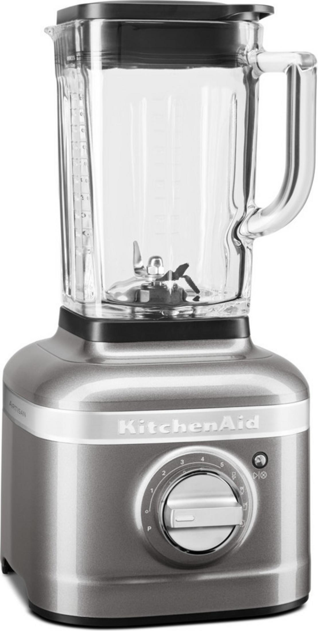Srebrny blender KitchenAid ze szklanym dzbankiem i czarną pokrywką na białym tle.