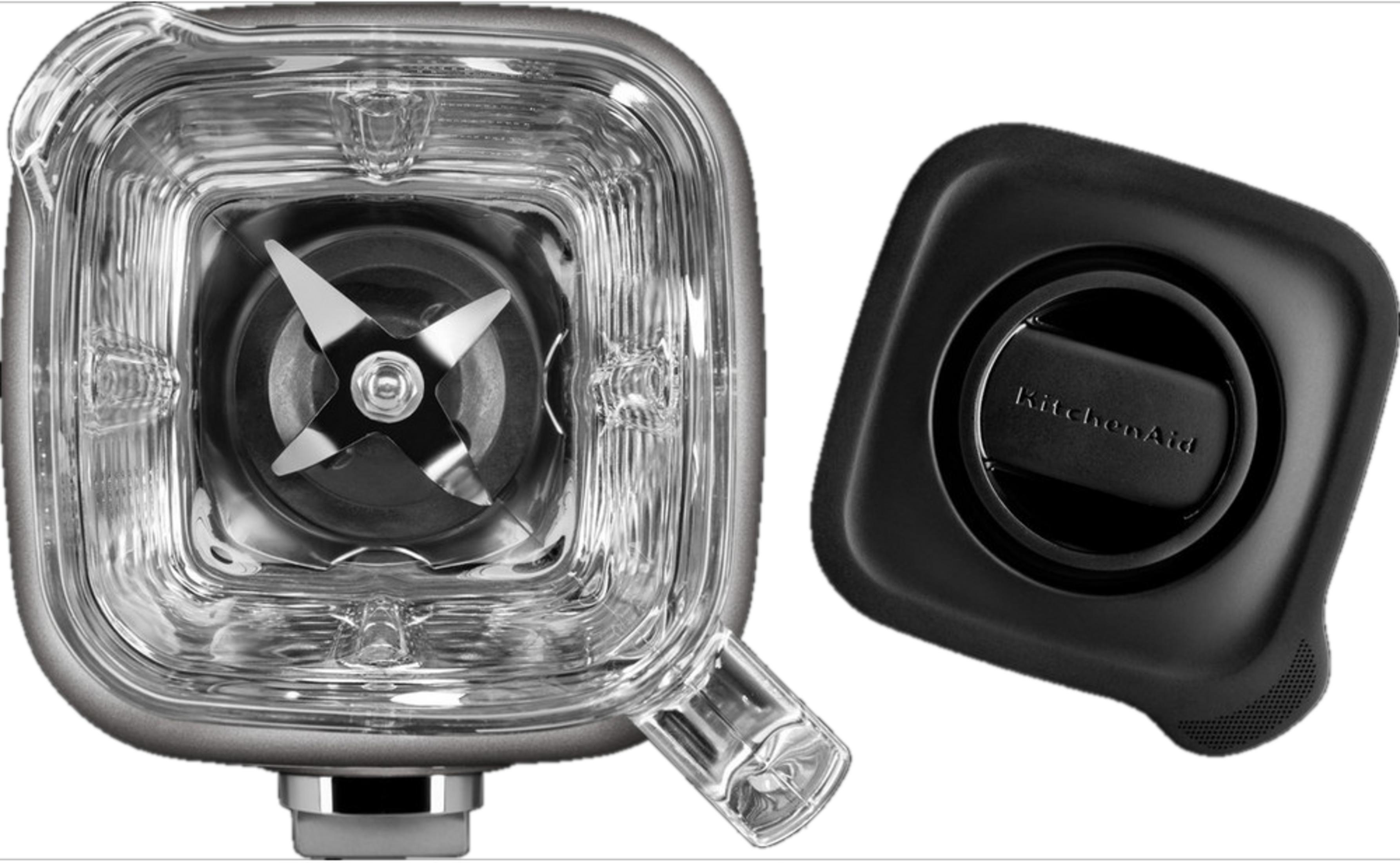 Przezroczysty dzbanek blendera z ostrzami i czarna pokrywa z logo KitchenAid.