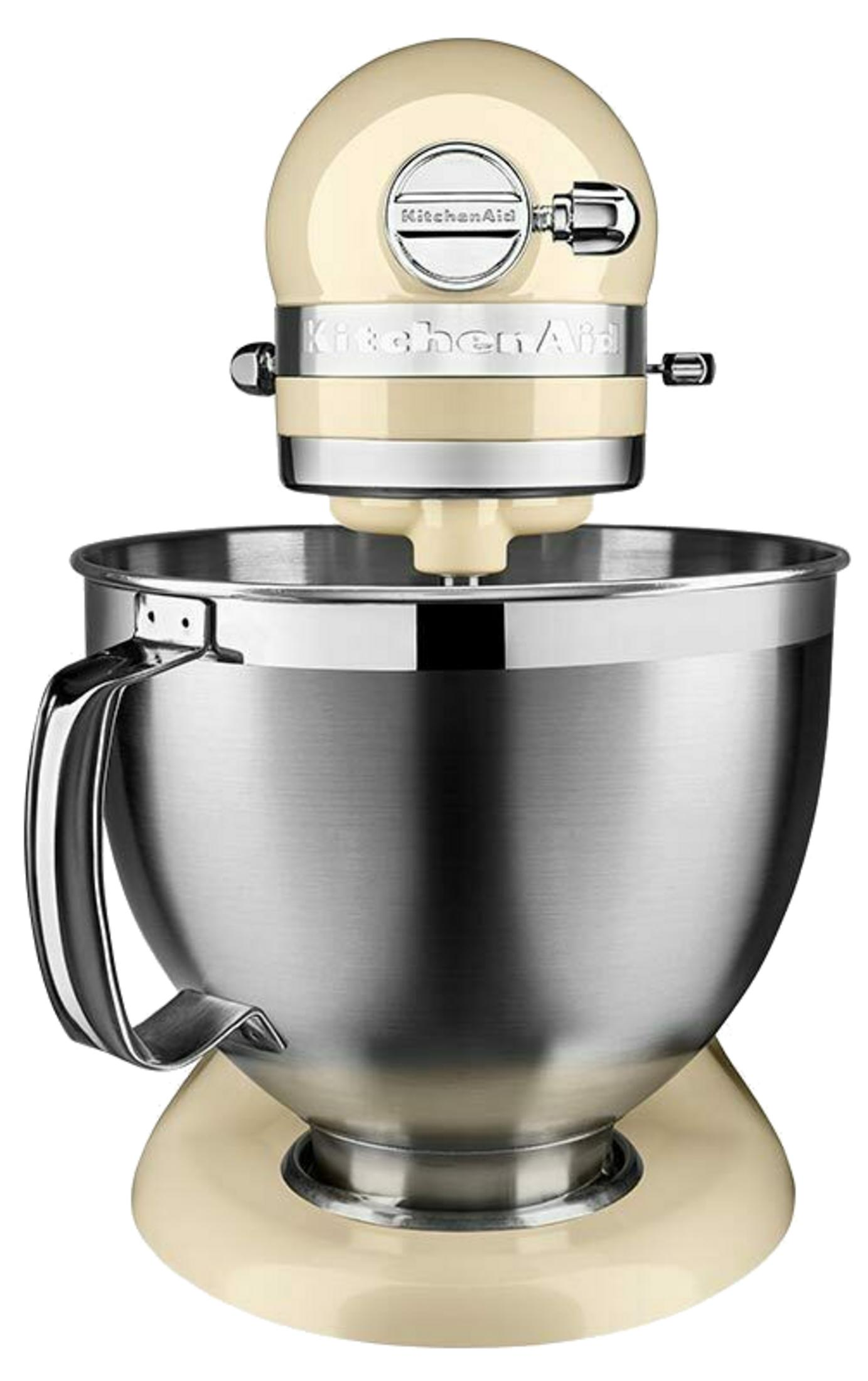 Paslanmaz çelik hazne ve gümüş aksesuarlı krem rengi KitchenAid stand mikser.