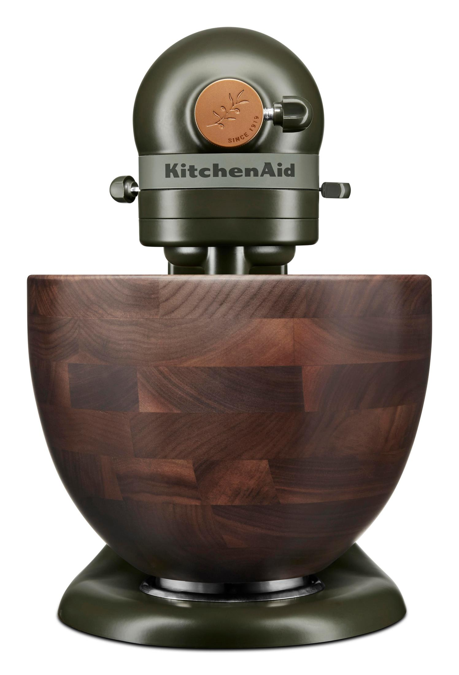 Ein dunkelgrüner KitchenAid-Standmixer mit Holzschüssel. Details sind sichtbar.