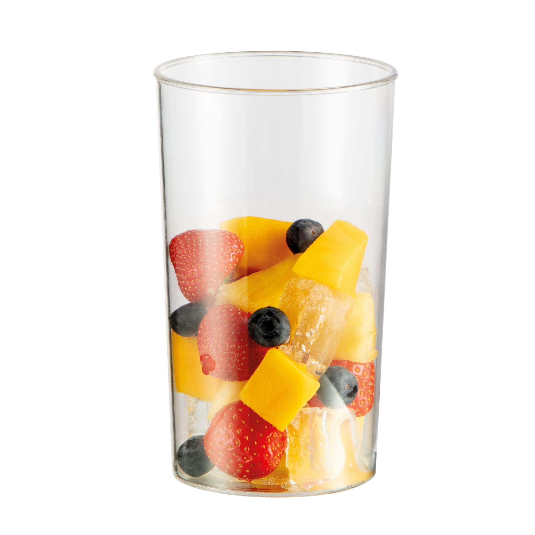 Szklanka wypełniona truskawkami, borówkami i kawałkami mango.