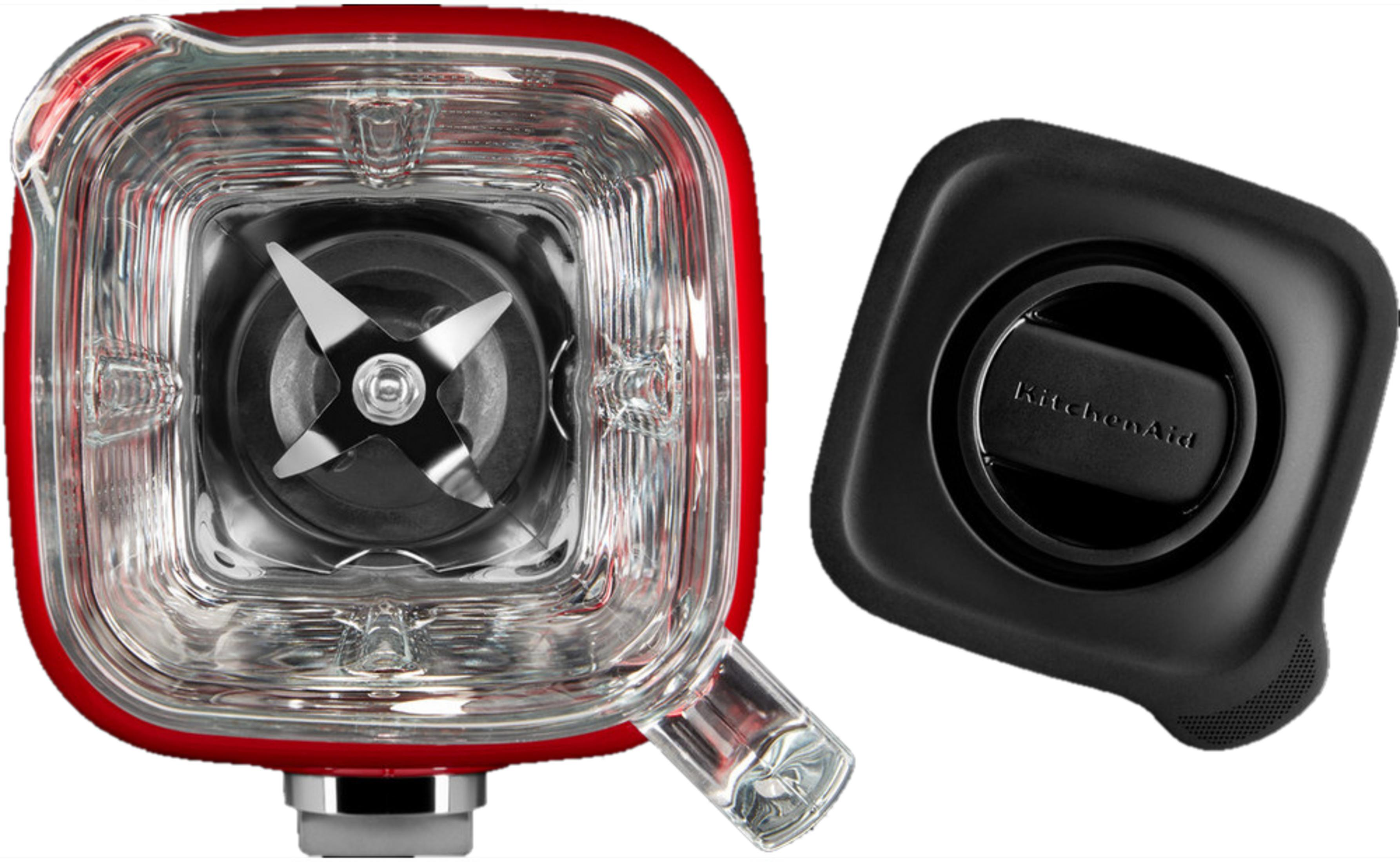 Bıçaklı kırmızı blender haznesi, yanında KitchenAid logolu siyah kapak.
