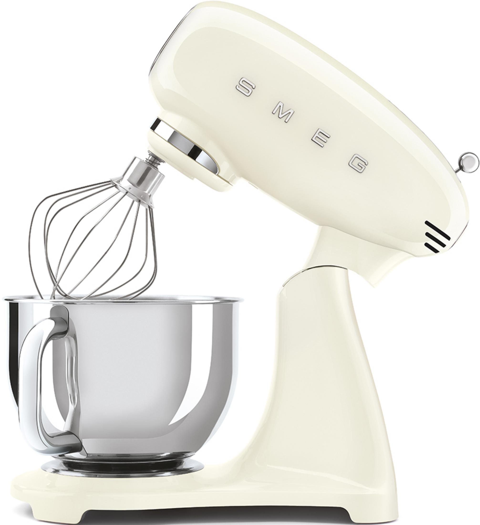 Ein cremefarbener Smeg Standmixer mit silberner Schüssel und Schneebesen.