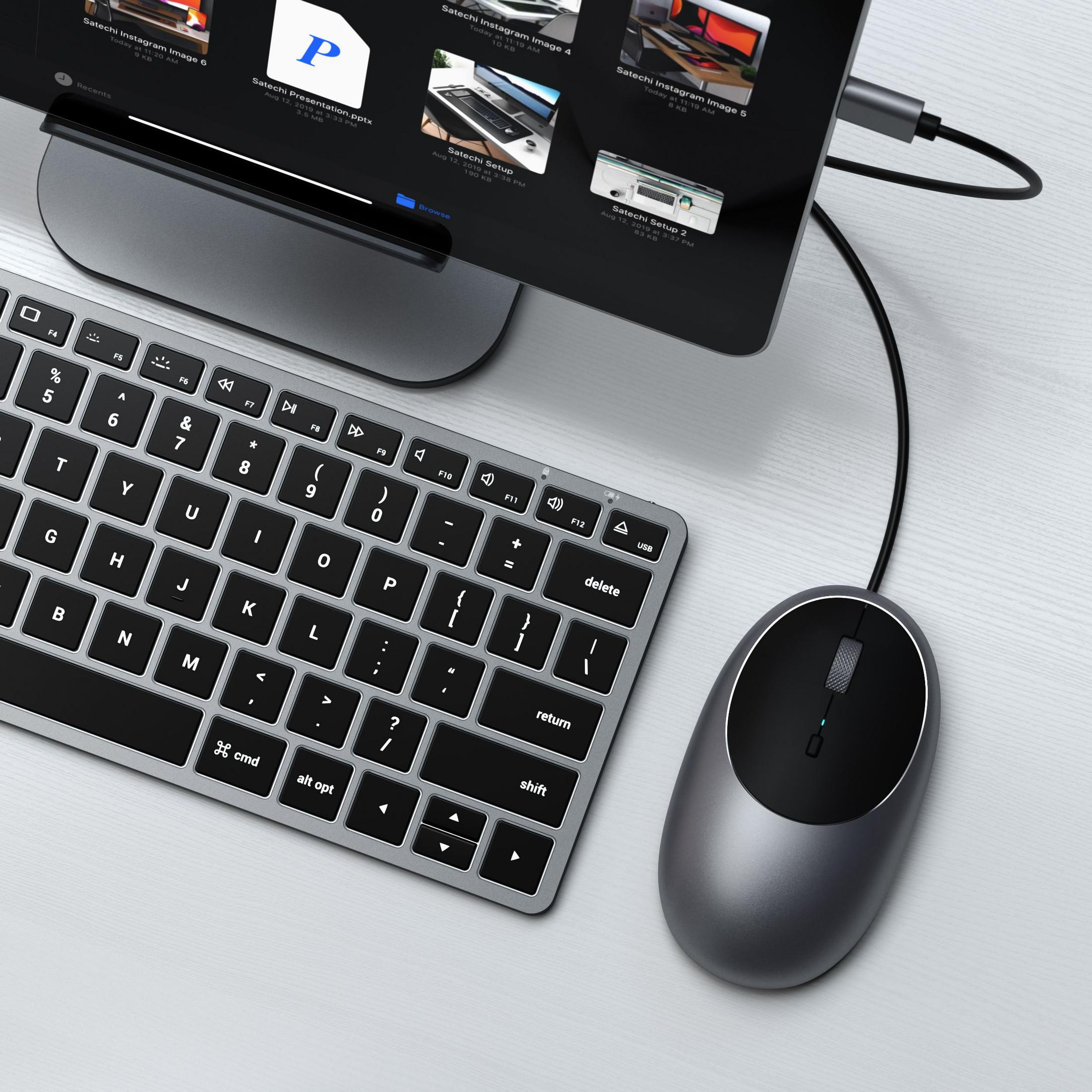 Szara klawiatura i mysz podłączone do tabletu wyświetlającego pliki.