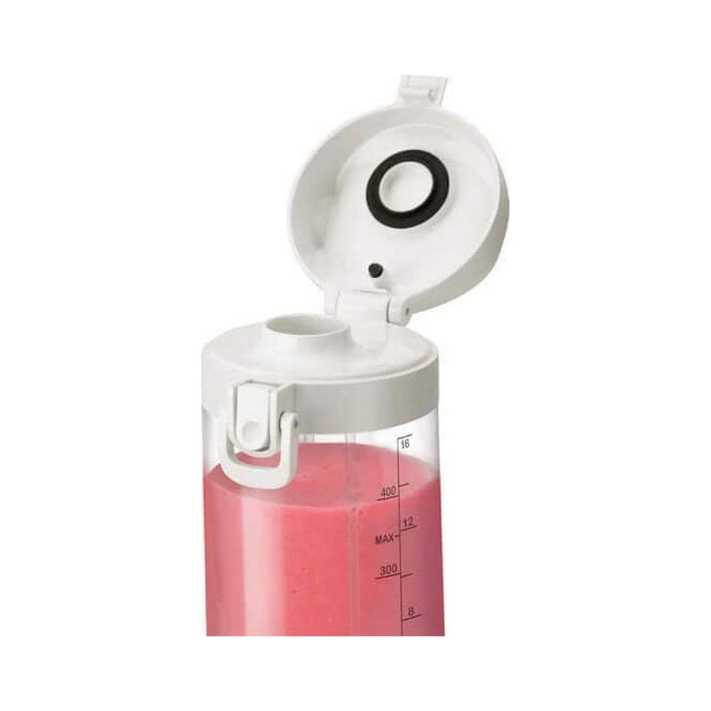 Biały kubek blendera z różowym smoothie i otwartą pokrywką.