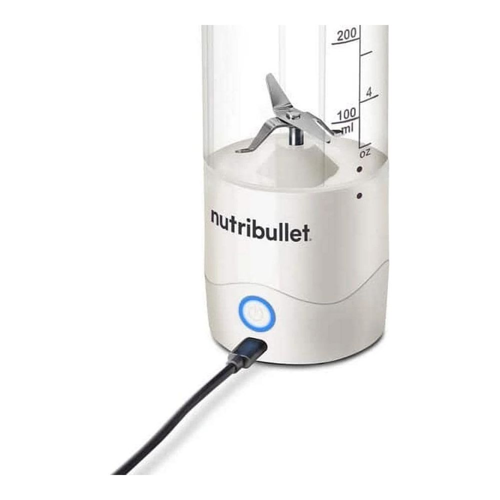 Biały przenośny blender z portem ładowania i oznaczeniami miar.