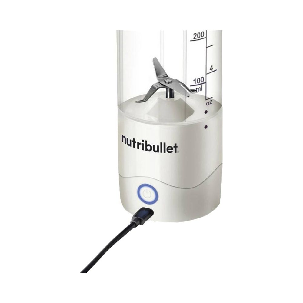 Biały blender Nutribullet z kablem USB, skalą pomiarową i ostrzami.