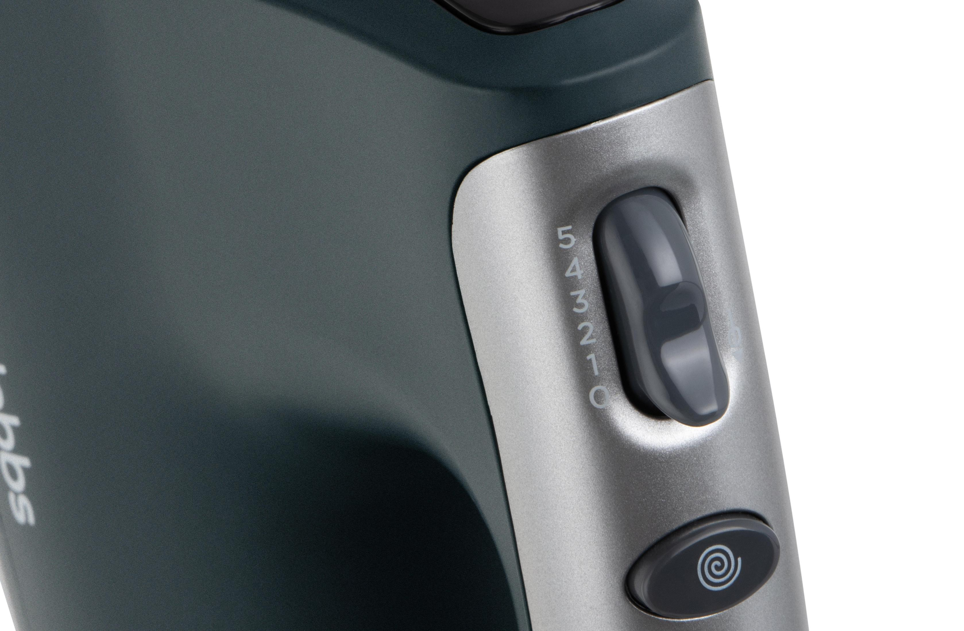 Zbliżenie ciemnego miksera z srebrnym panelem sterowania i pokrętłem prędkości.