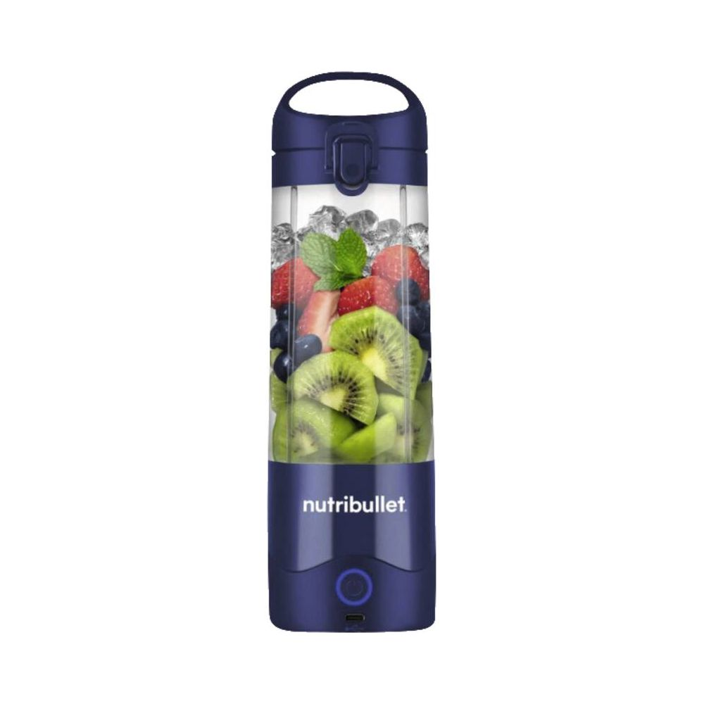 Ein blauer Nutribullet Mixer mit Früchten und Eiswürfeln gefüllt.