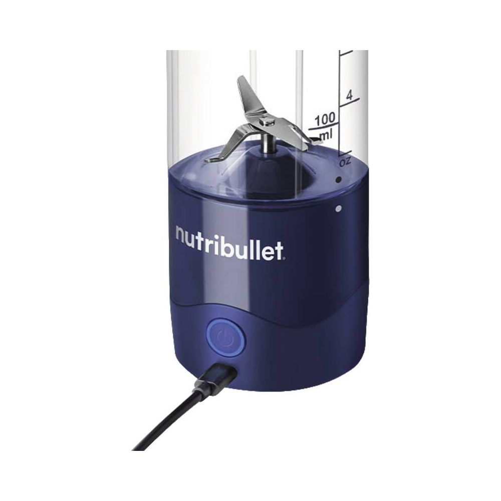 Ein blauer Nutribullet Mixer mit Kabel und Sterling-Klingen.