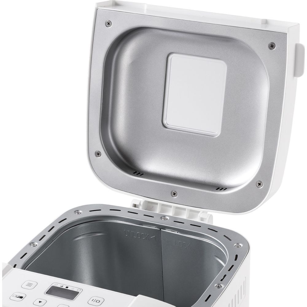 Biała maszyna do chleba z otwartą pokrywą. Wewnątrz widoczna jest forma do pieczenia.