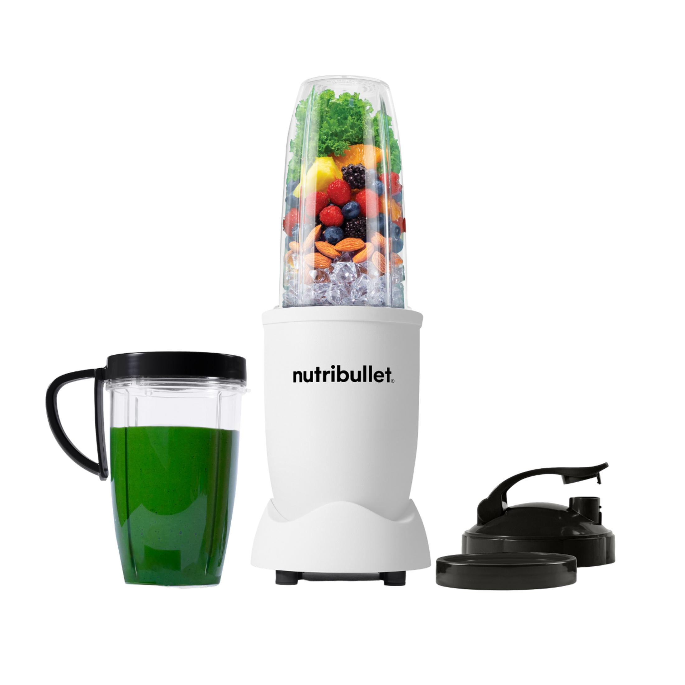 Biały blender Nutribullet z owocami, warzywami, orzechami i lodem w kubku.