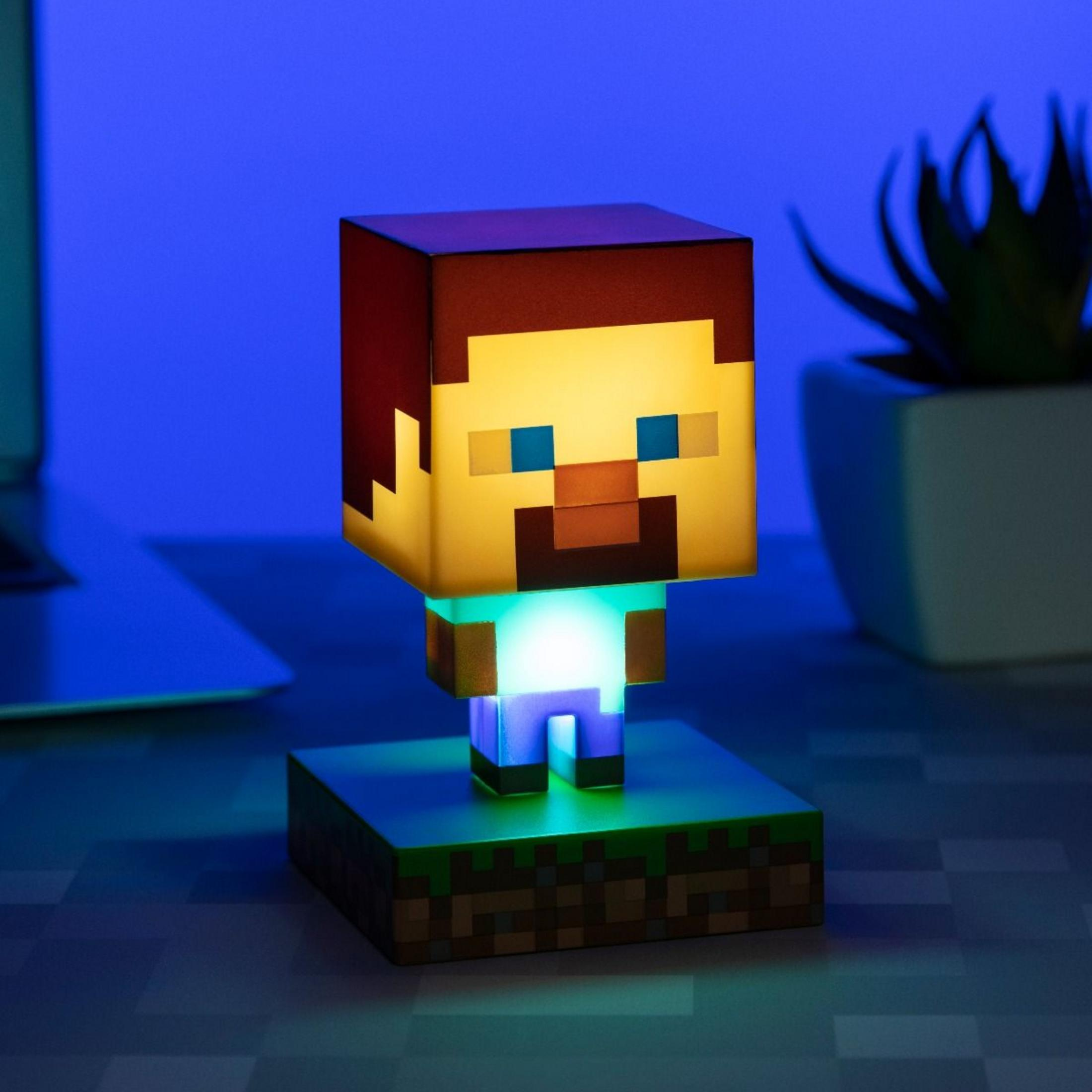 Lámpara de Minecraft Steve con cuerpo brillante sobre base de bloque de césped ante fondo azul.