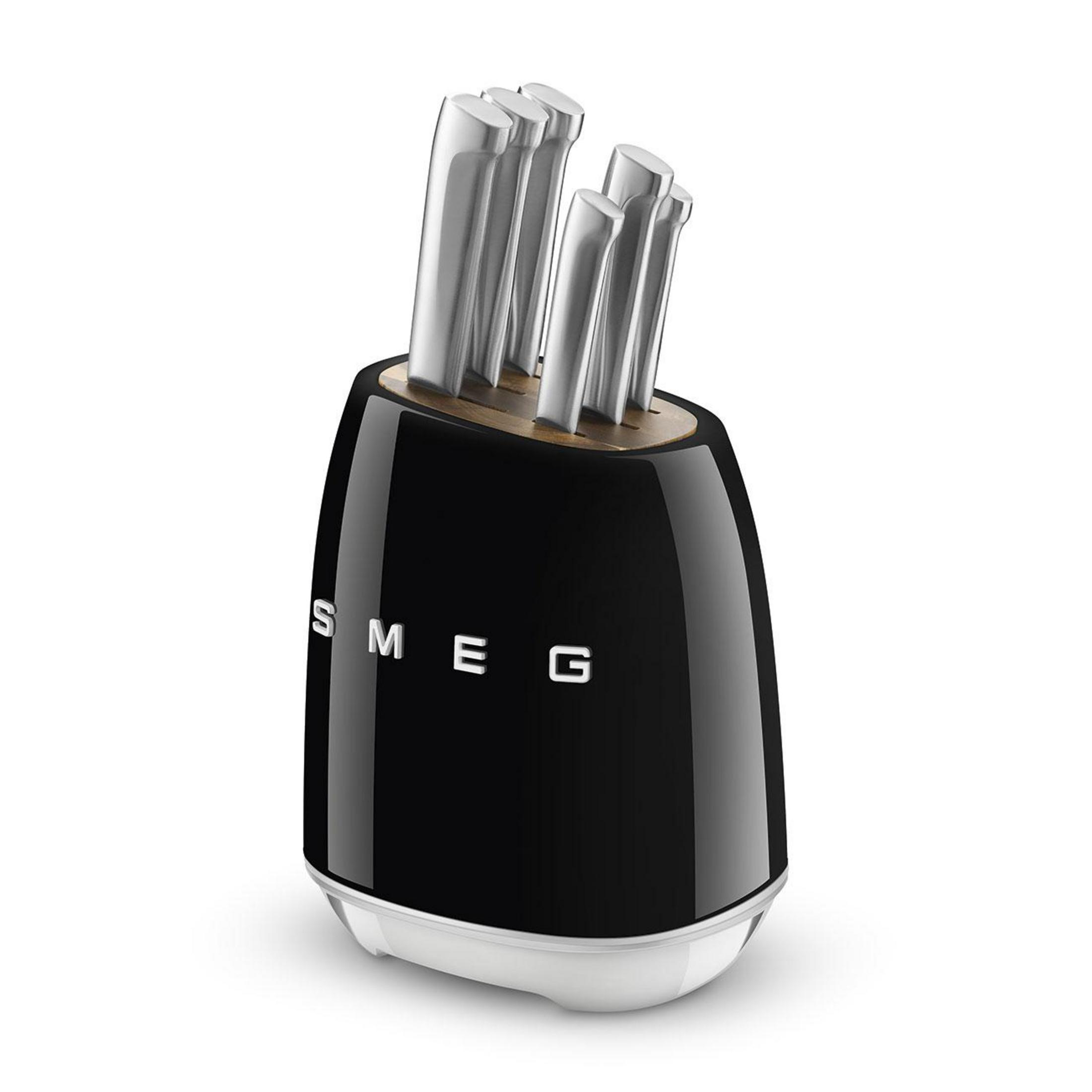 Schwarzer Messerblock mit silbernen Messern und dem Logo SMEG.