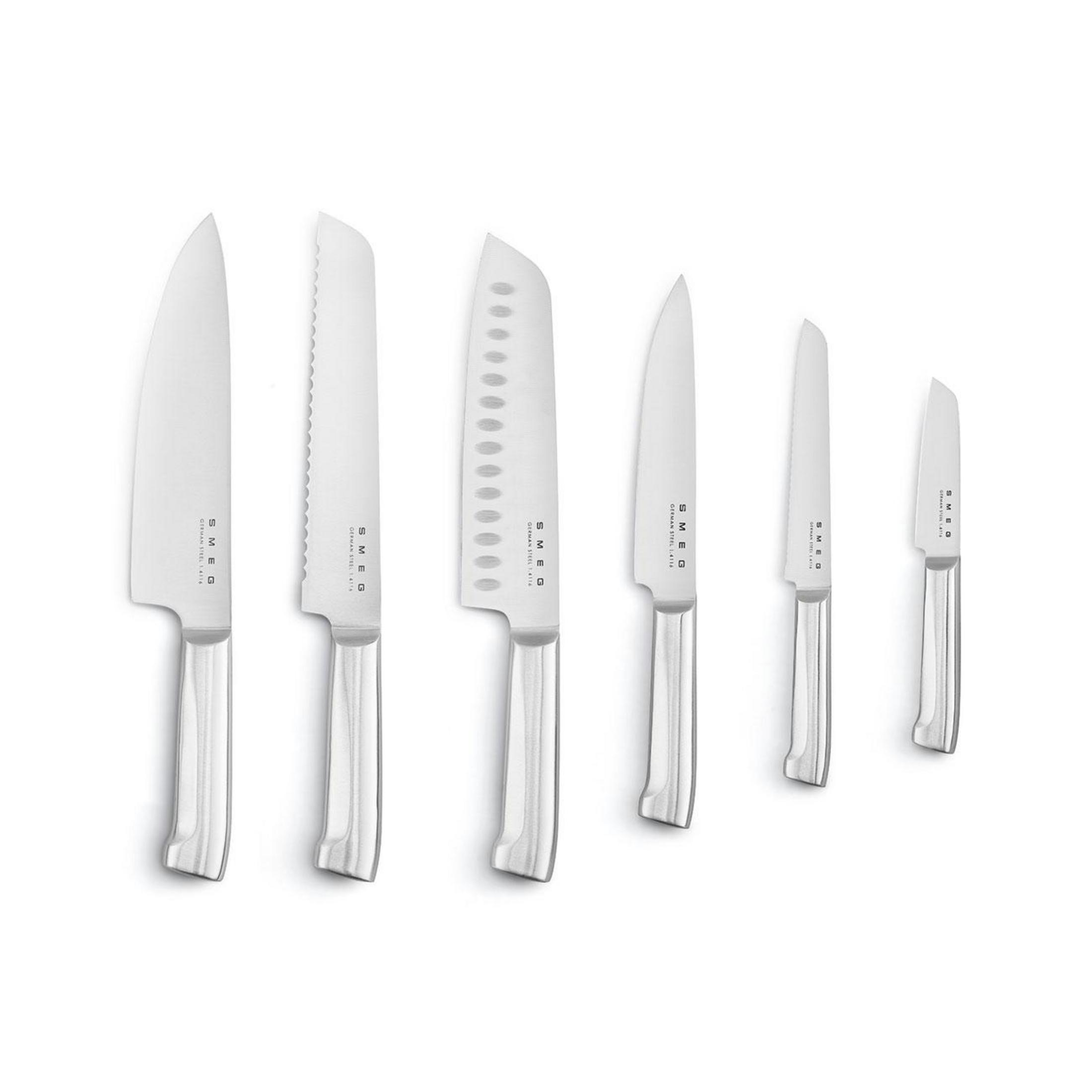 Sechs silberne Messer mit Edelstahlgriffen liegen auf weißem Grund.