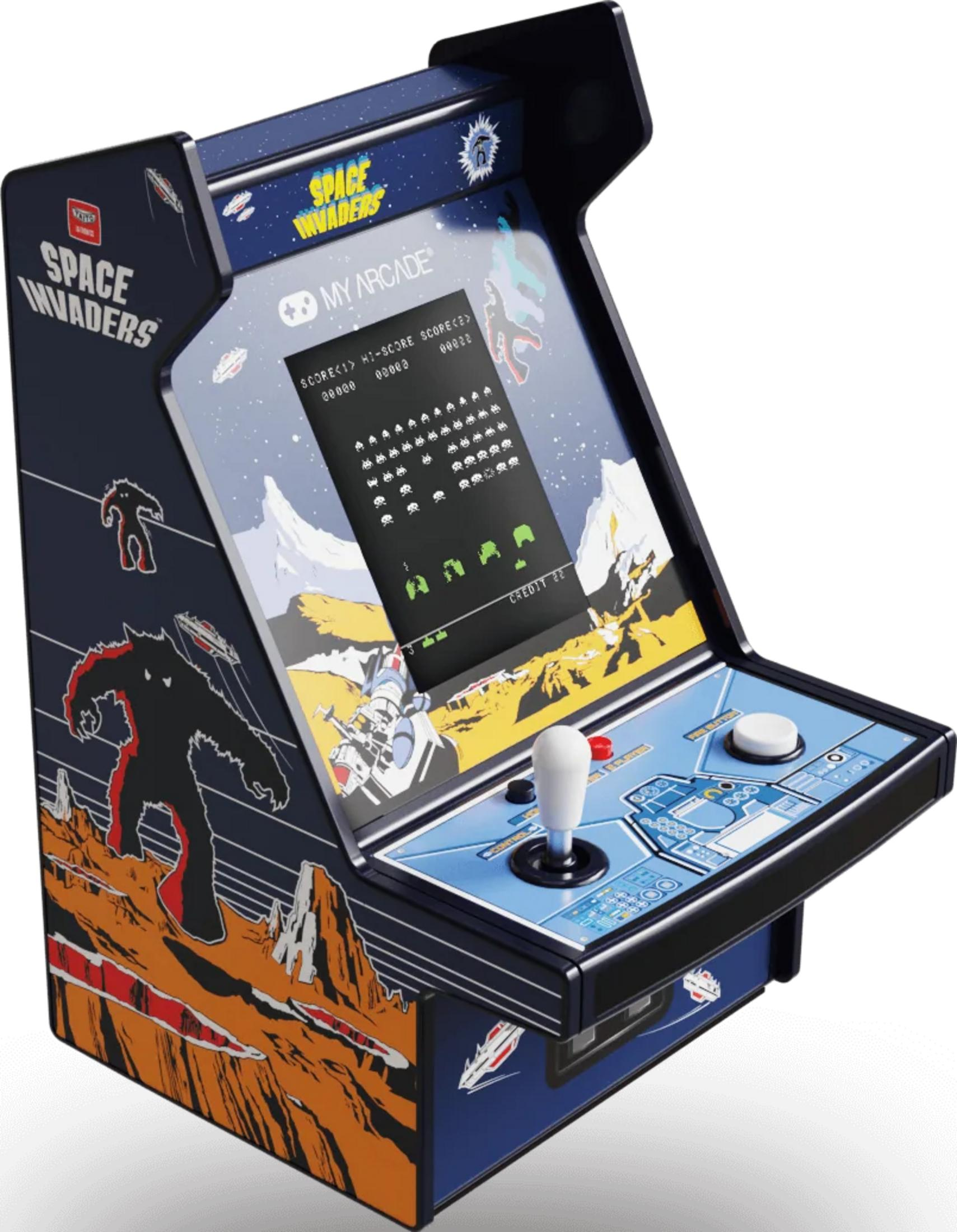 Una macchina arcade di Space Invaders con joystick, pulsanti e schermo di gioco.