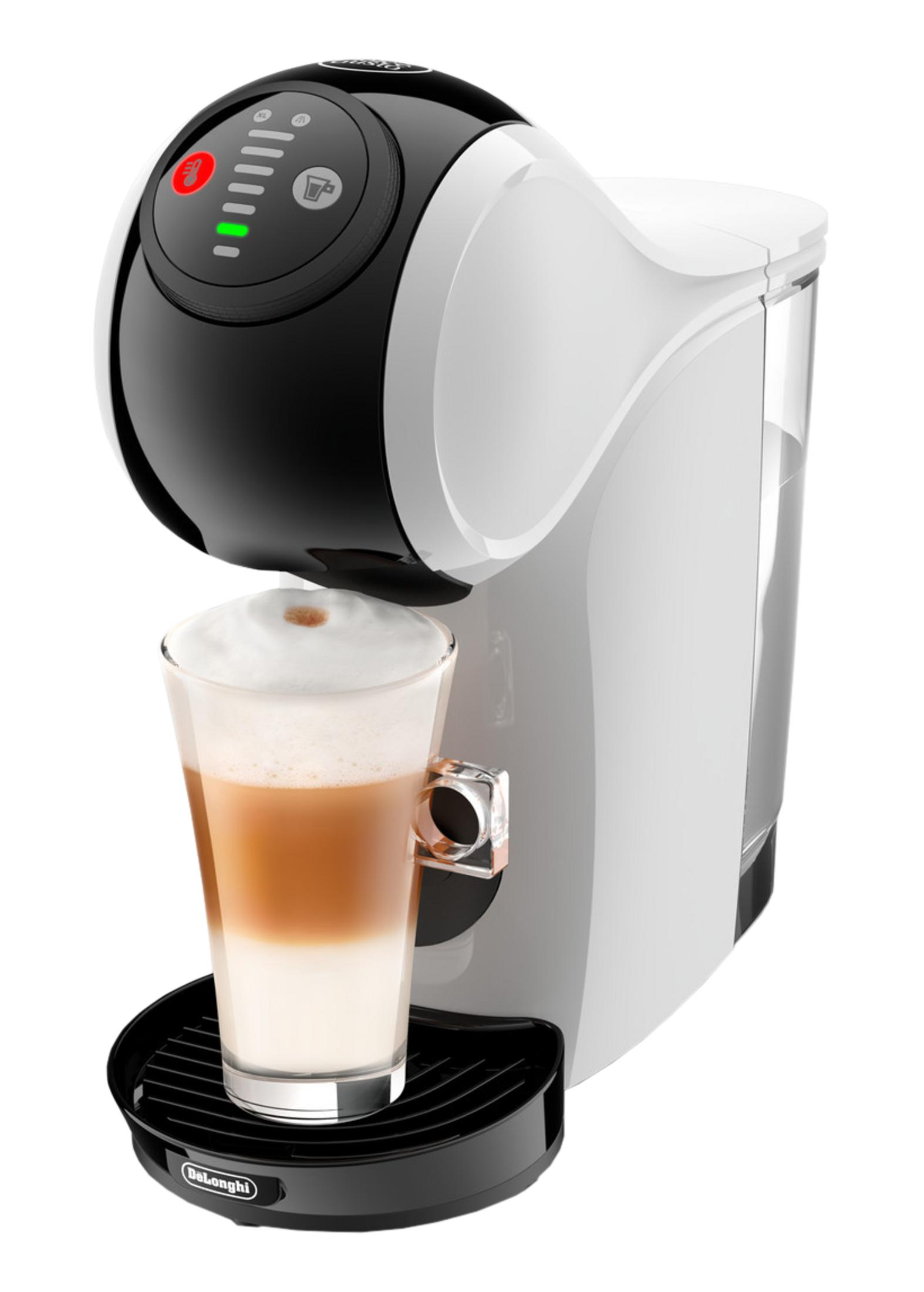 Macchina da caffè bianca e nera con bicchiere di latte macchiato.