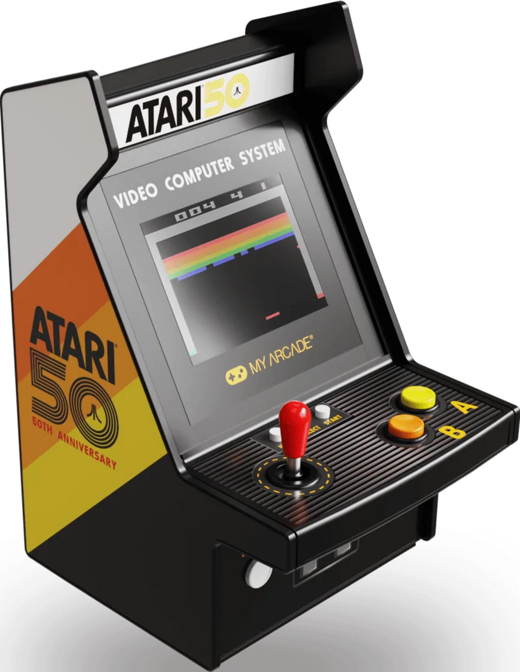 Konsola do gier zręcznościowych Atari 50. rocznica z joystickiem i przyciskami.