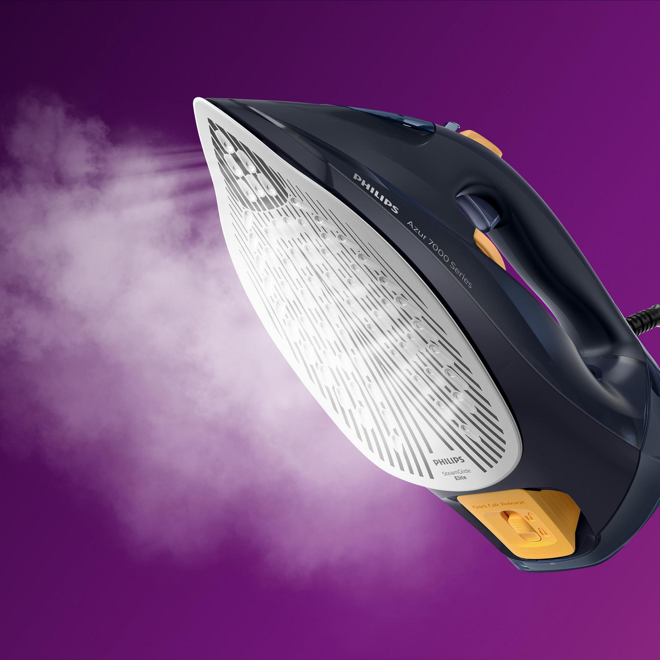 Plancha azul oscuro con detalles amarillos liberando vapor sobre fondo morado.
