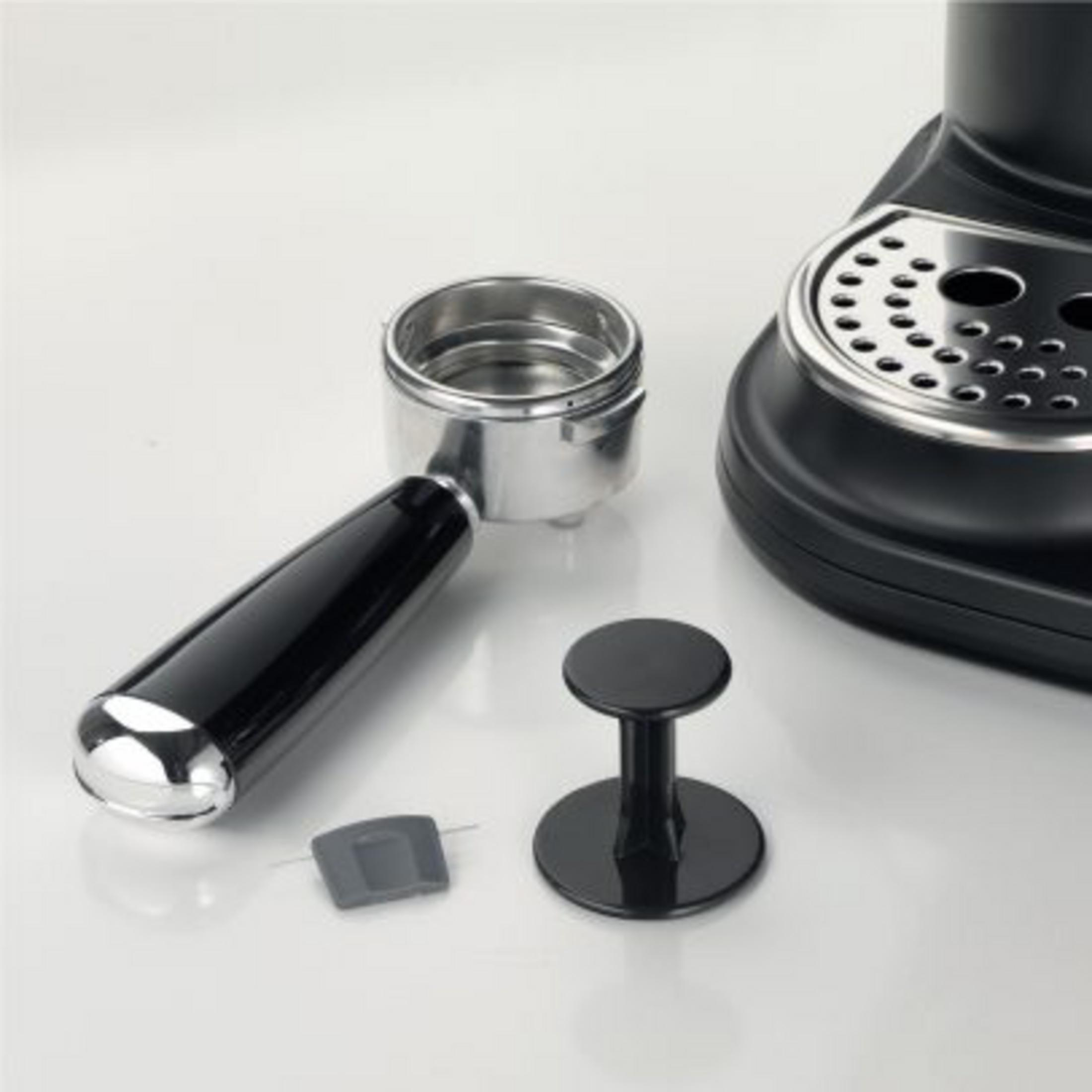 Czarny portafiltr, tamper i ekspres do kawy na białym tle.