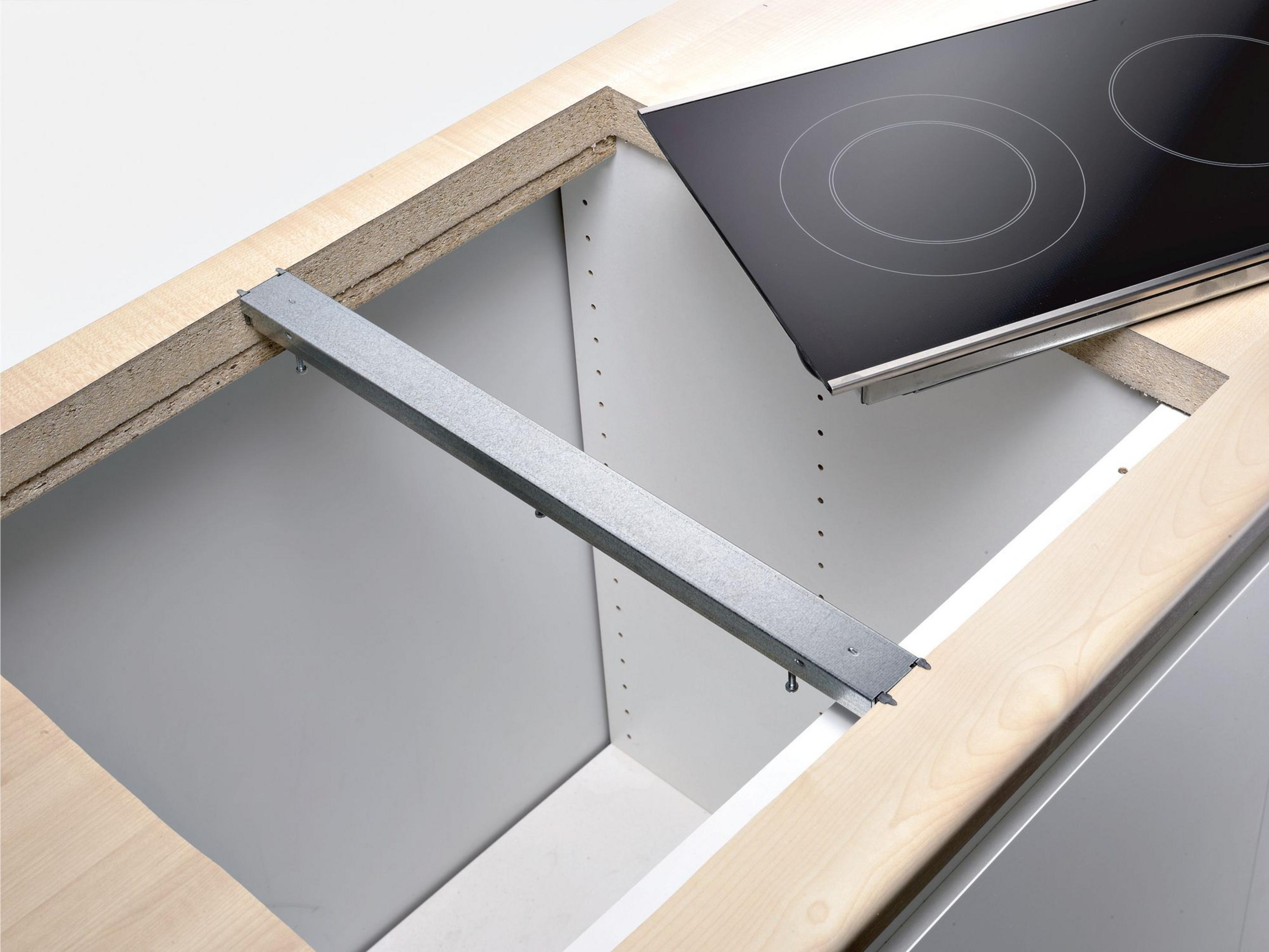 Mobile da cucina con piano cottura e traverse metalliche interne.
