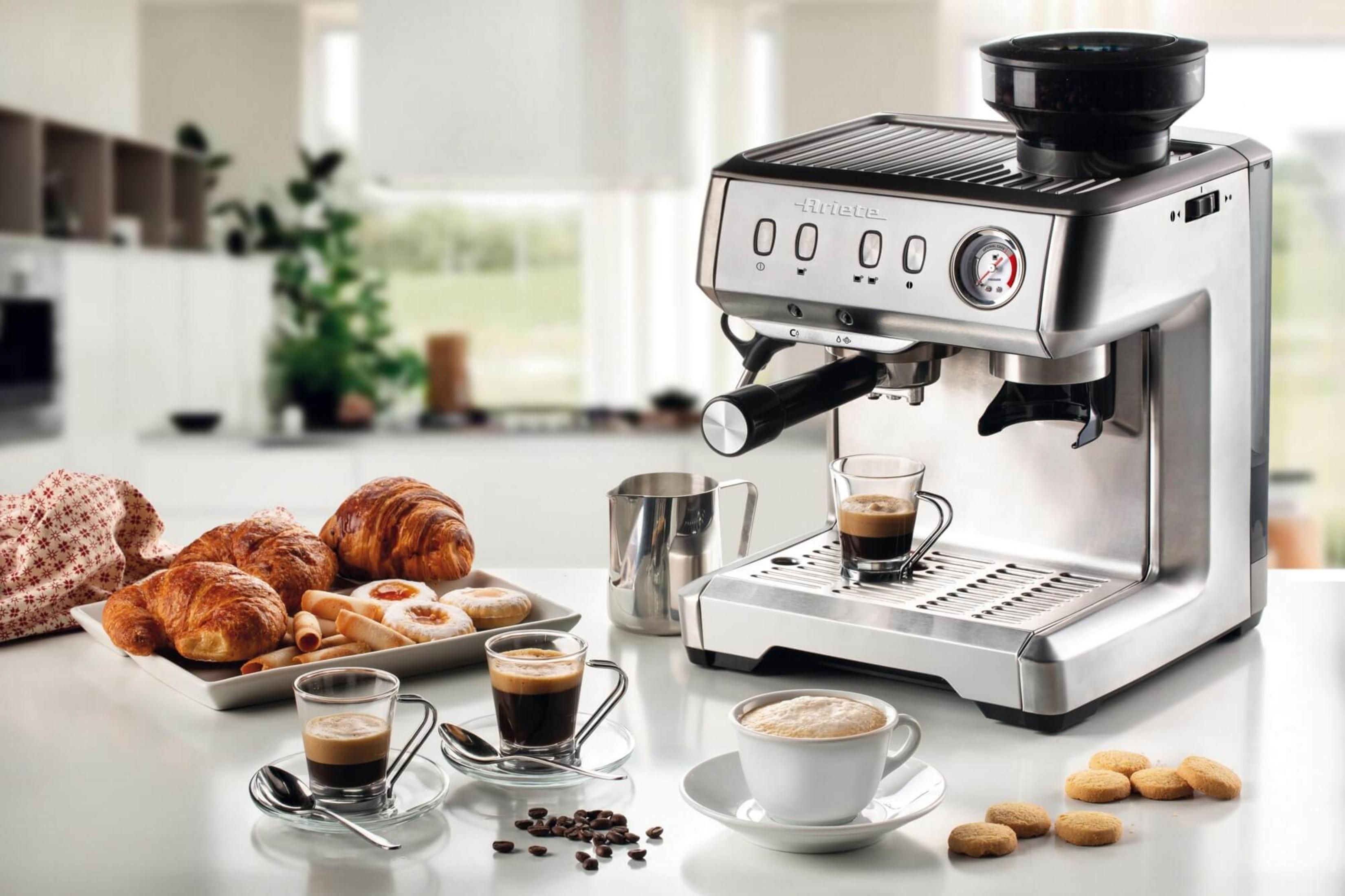 Máquina de espresso con pasteles y café. Vista cercana.