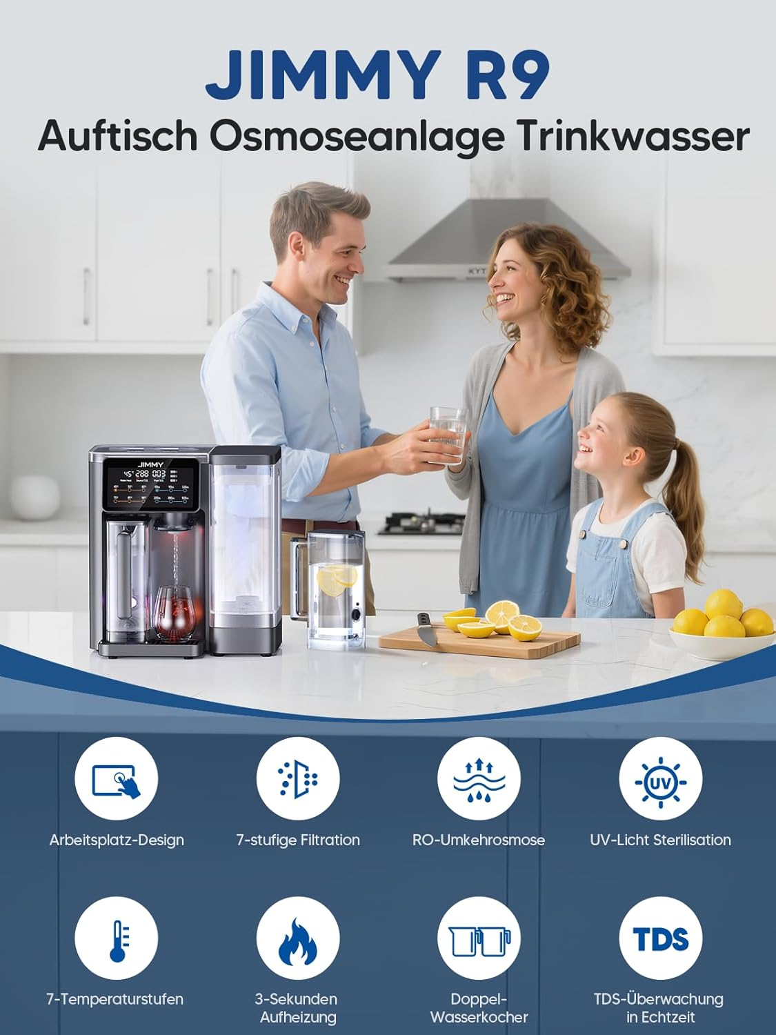 Familie in Küche mit JIMMY R9 Osmoseanlage. Mann gibt Glas Wasser.