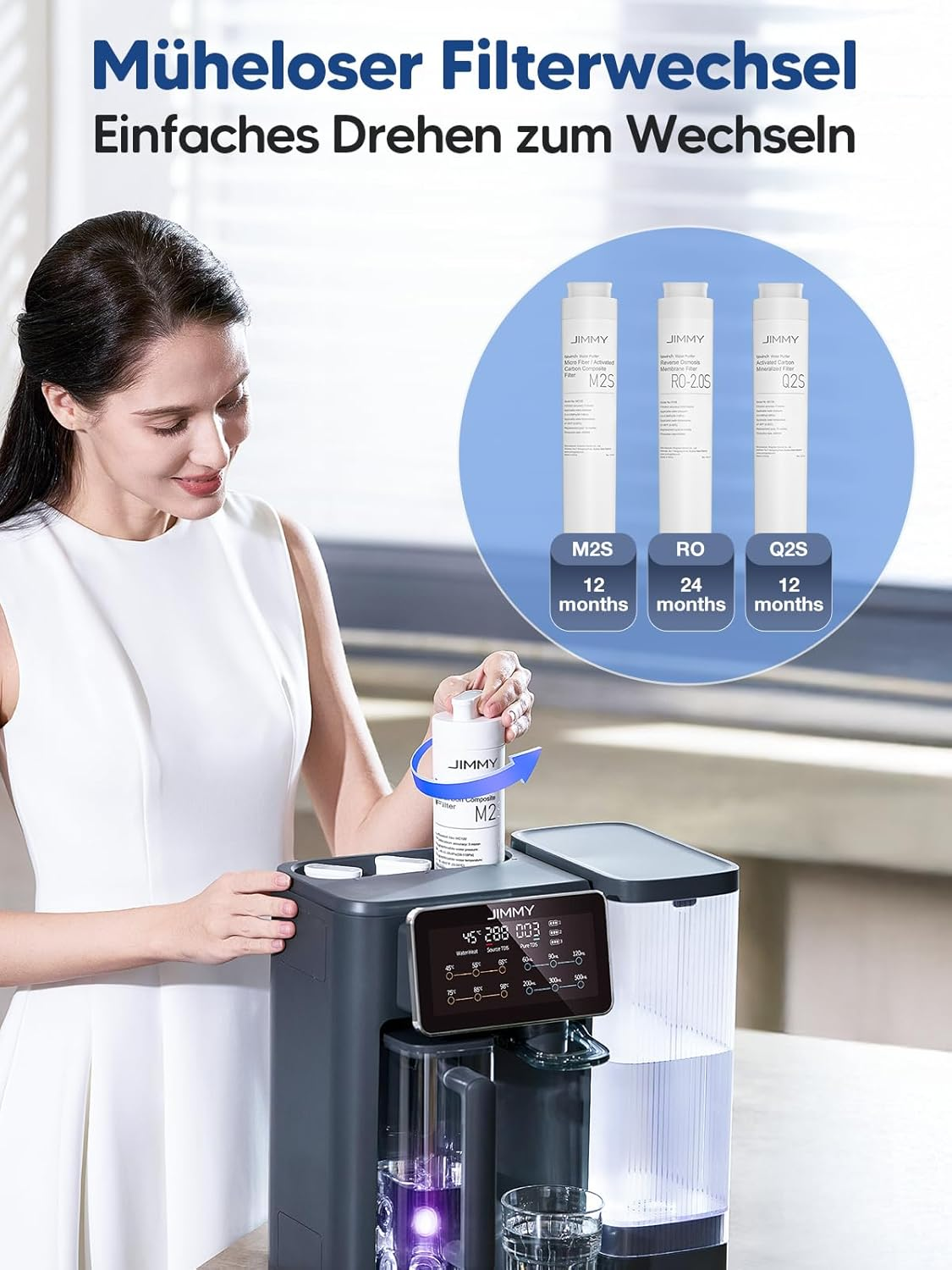 Frau wechselt Filter einer Wassermaschine mit Touchscreen.