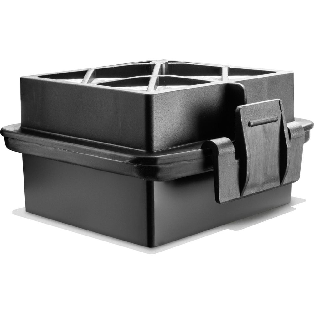 Czarny plastikowy pojemnik z kratkowaną pokrywą i zapięciem na klips.