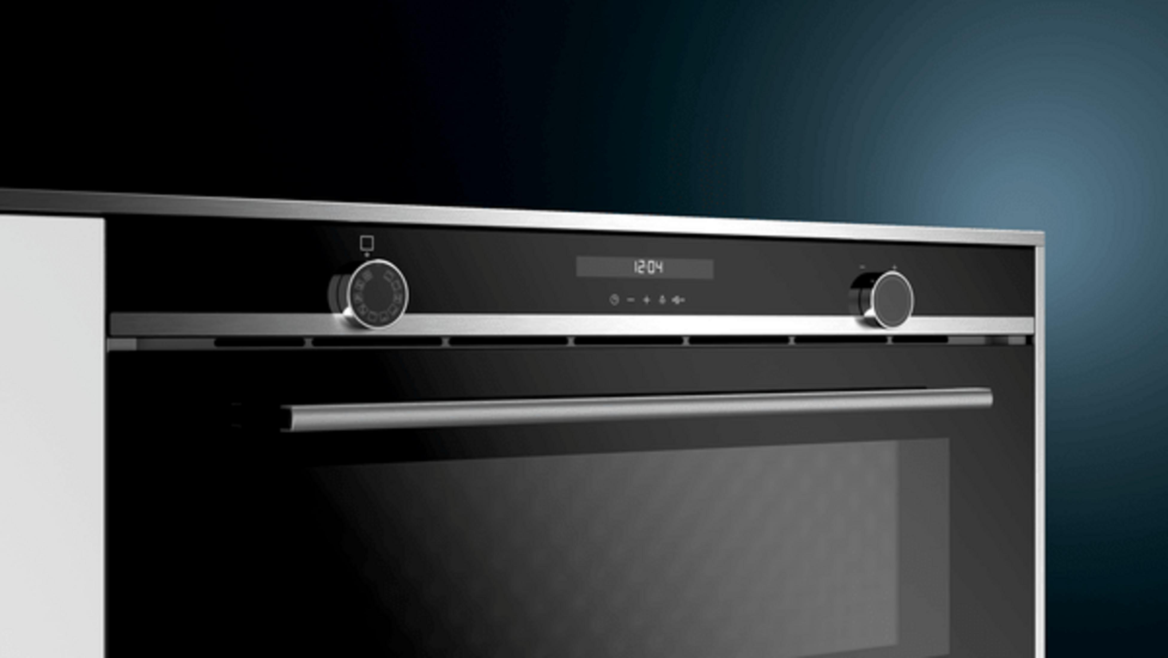 Moderne zwarte oven met digitaal display en draaiknoppen.