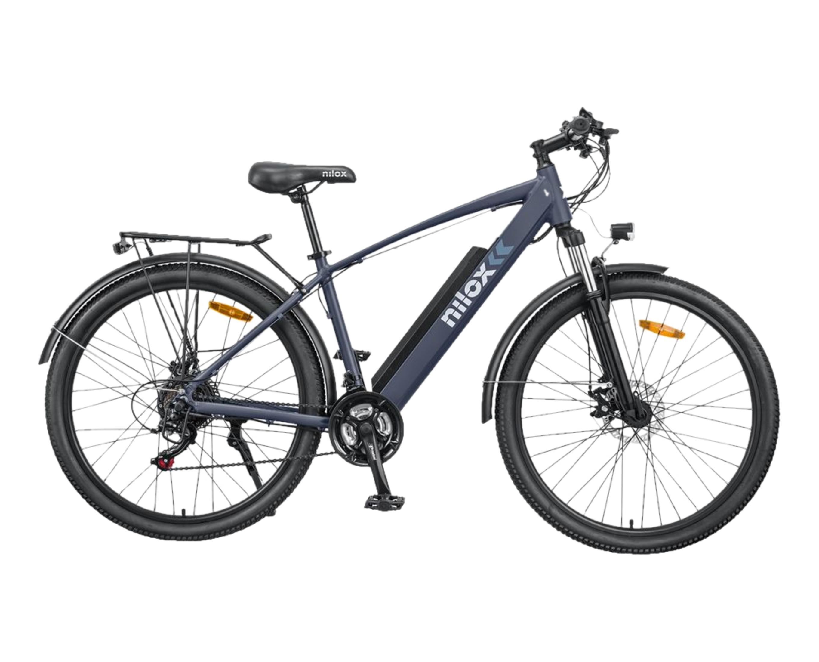 Ciemnoniebieski rower elektryczny z czarnym siodełkiem i bagażnikiem.