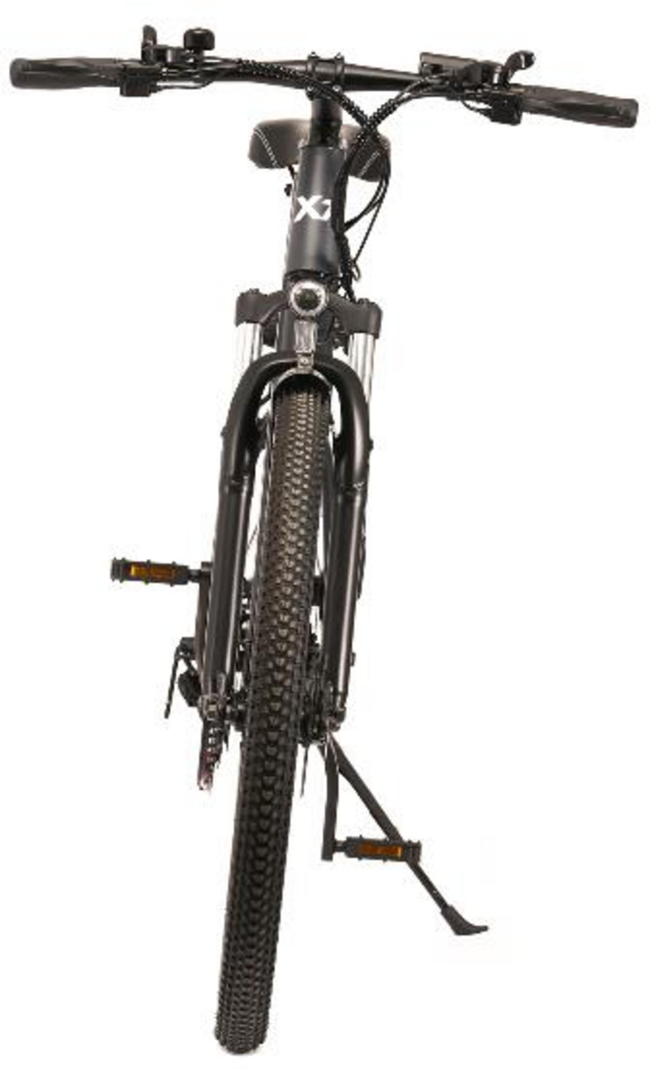 Czarny rower elektryczny z grubą oponą i amortyzowanym widelcem, pokazany od frontu.