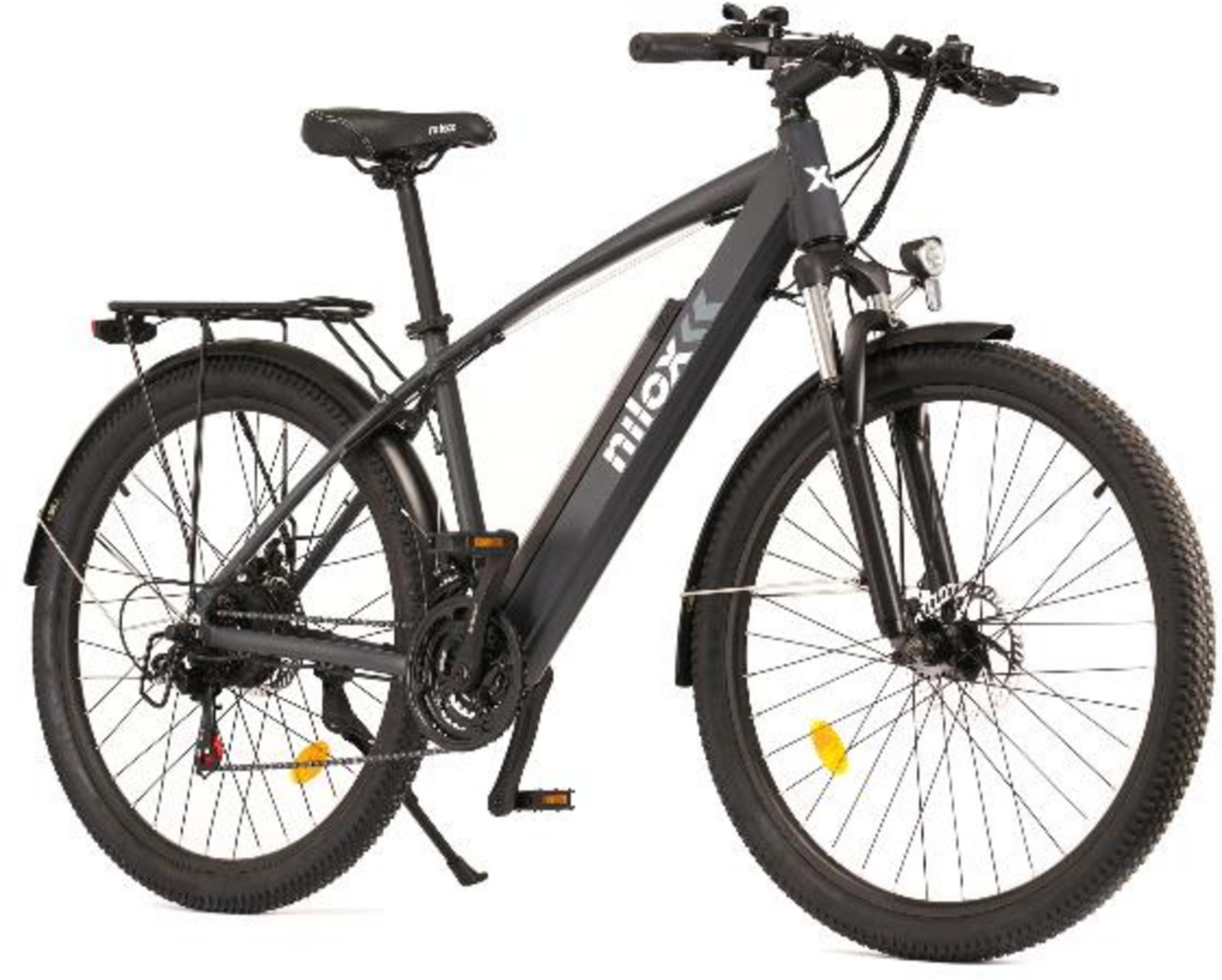 Czarny rower elektryczny z błotnikami, bagażnikiem i oświetleniem na białym tle.