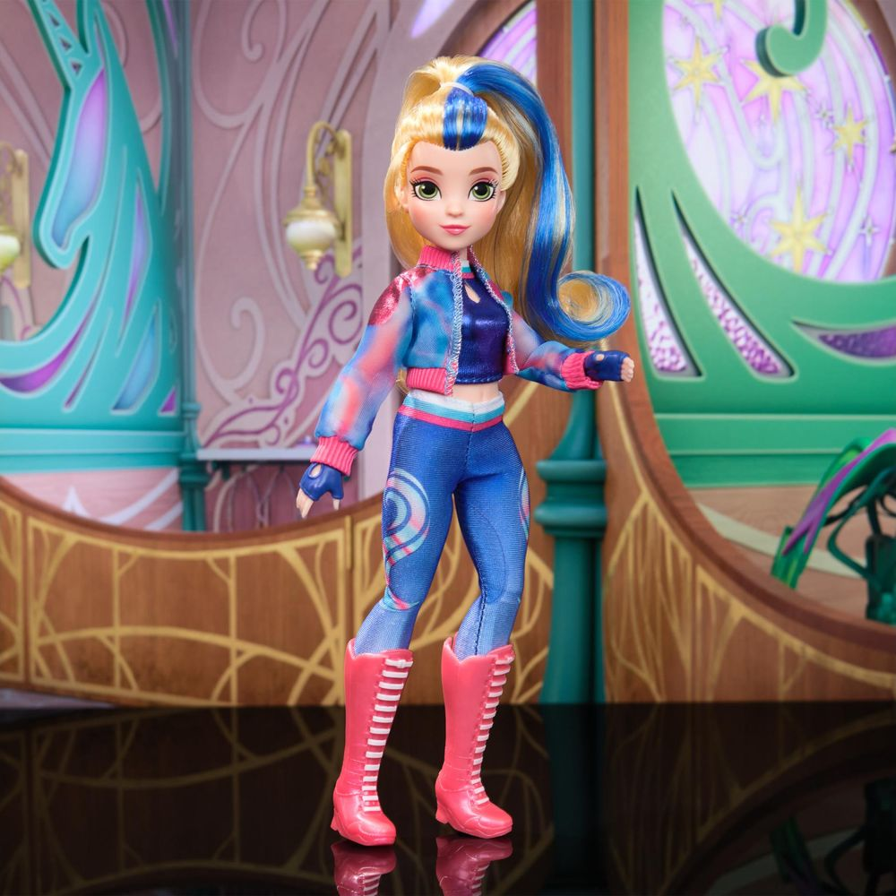 Lalka z blond i niebieskimi włosami nosi niebieski dres i różowe buty.