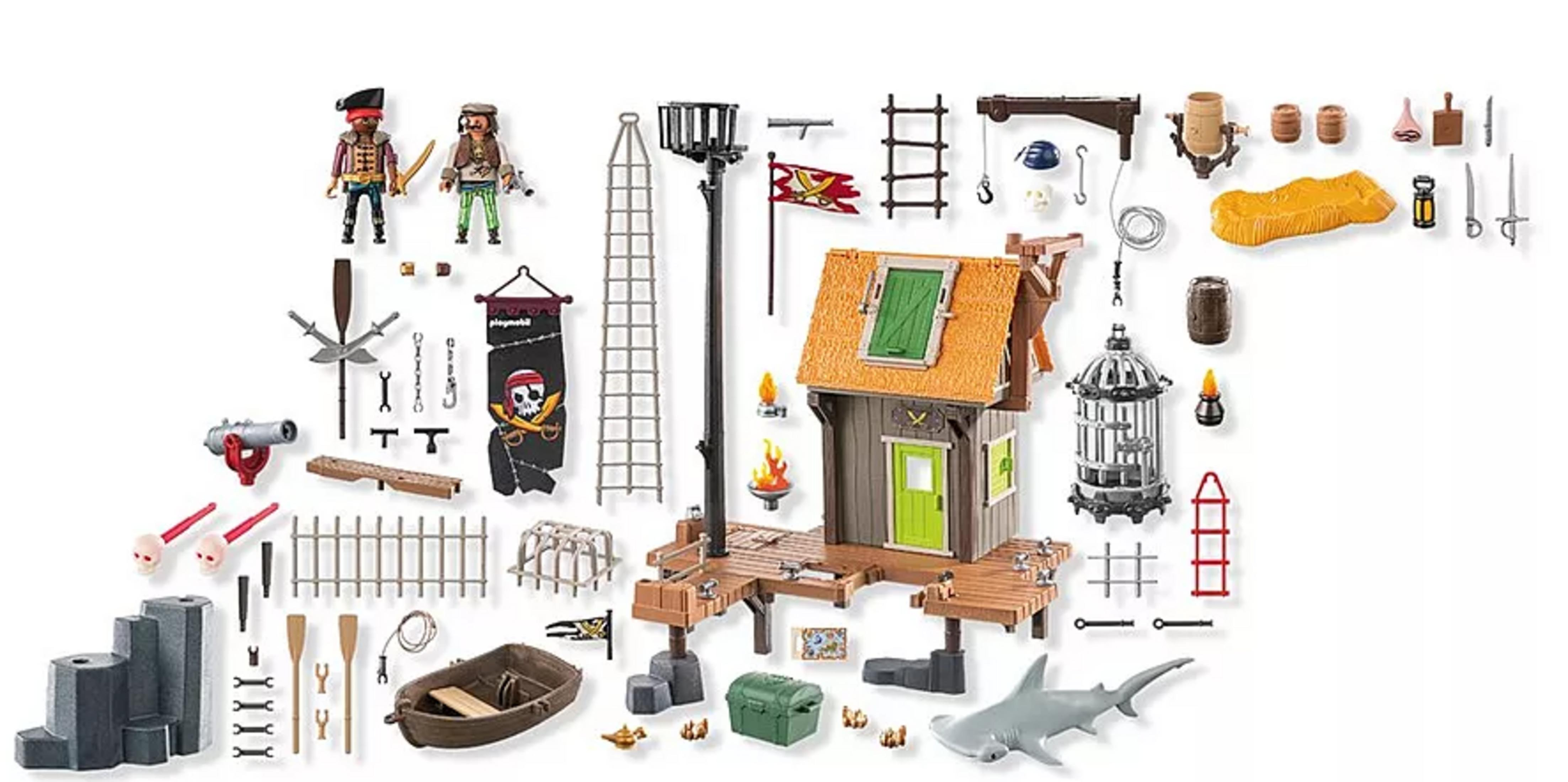 Figurki piratów, dom, armata, łódź, rekin i akcesoria na białym tle.