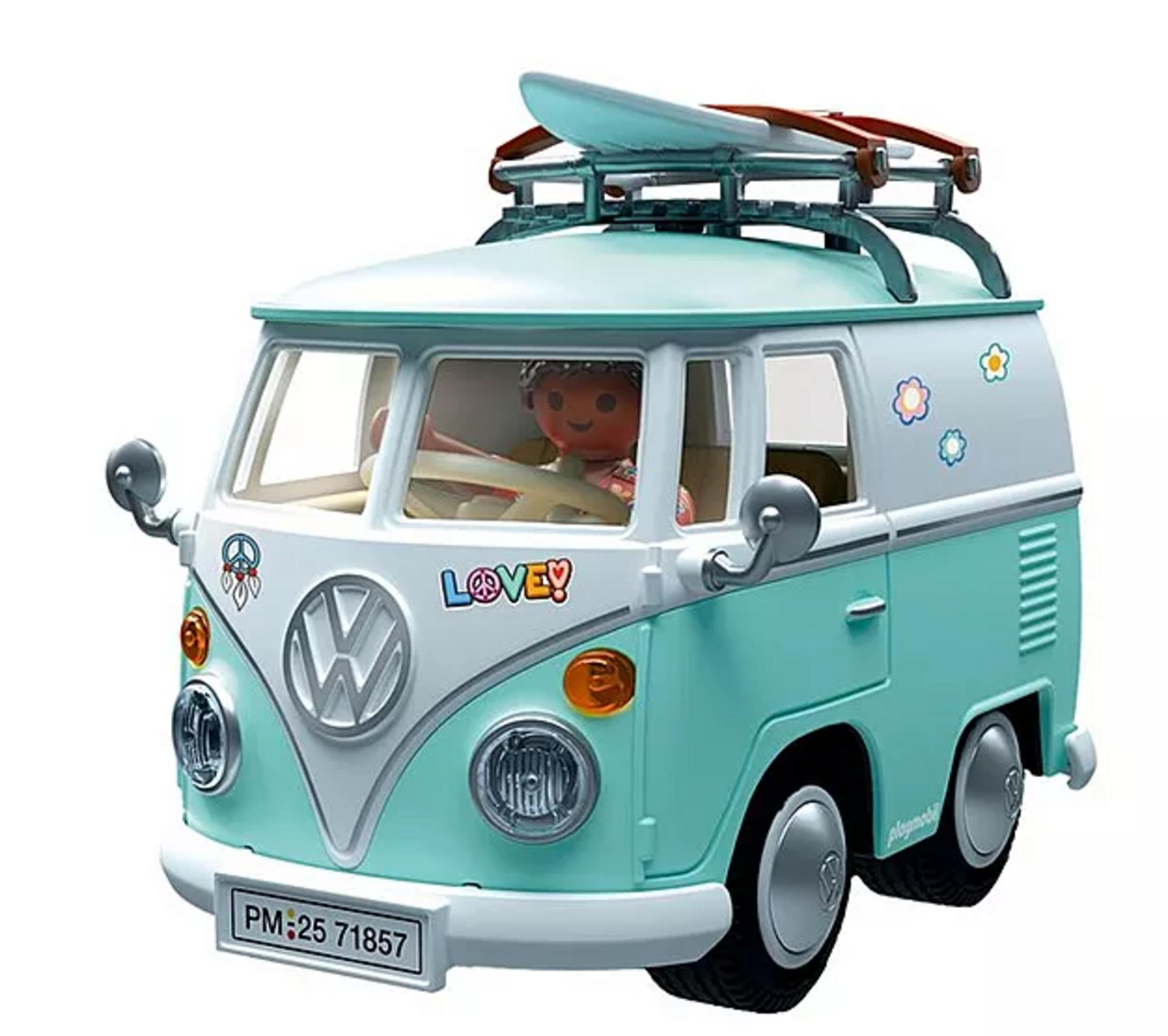 Una furgoneta de juguete turquesa con tabla de surf en el techo, un conductor y pegatinas.