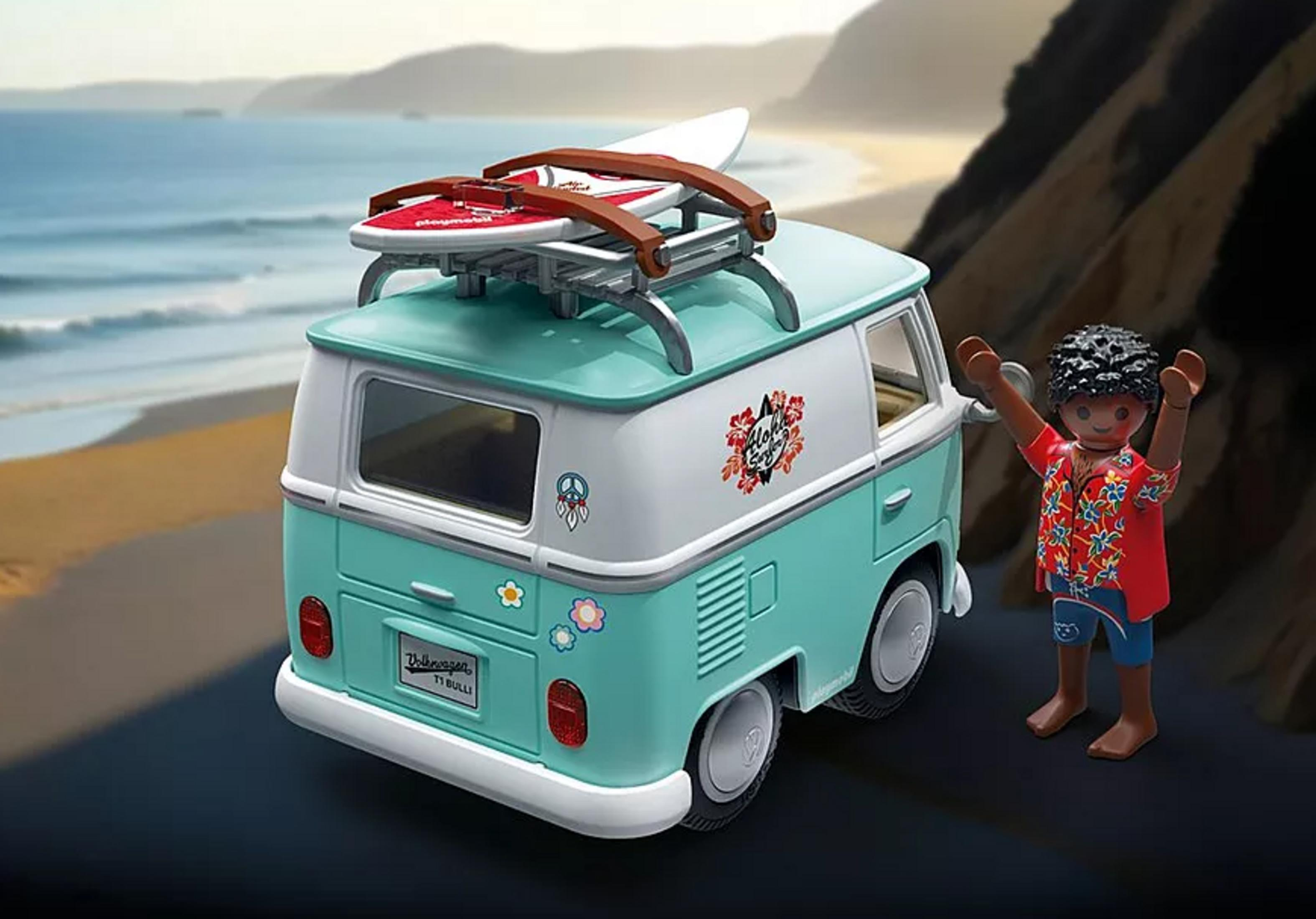 Una furgoneta Playmobil con tabla de surf en el techo está en la playa con una figura.