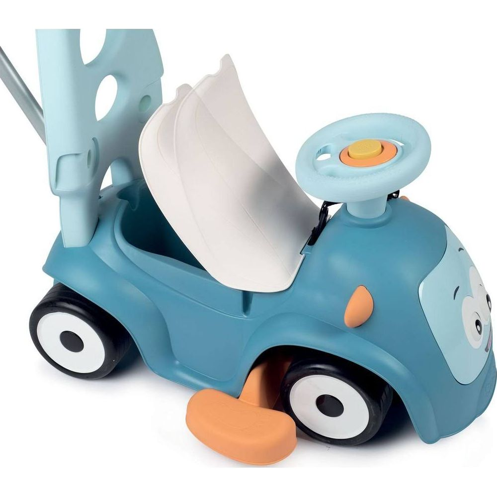 Niebieski samochodzik z kierownicą i białym siedzeniem. Na białym tle.