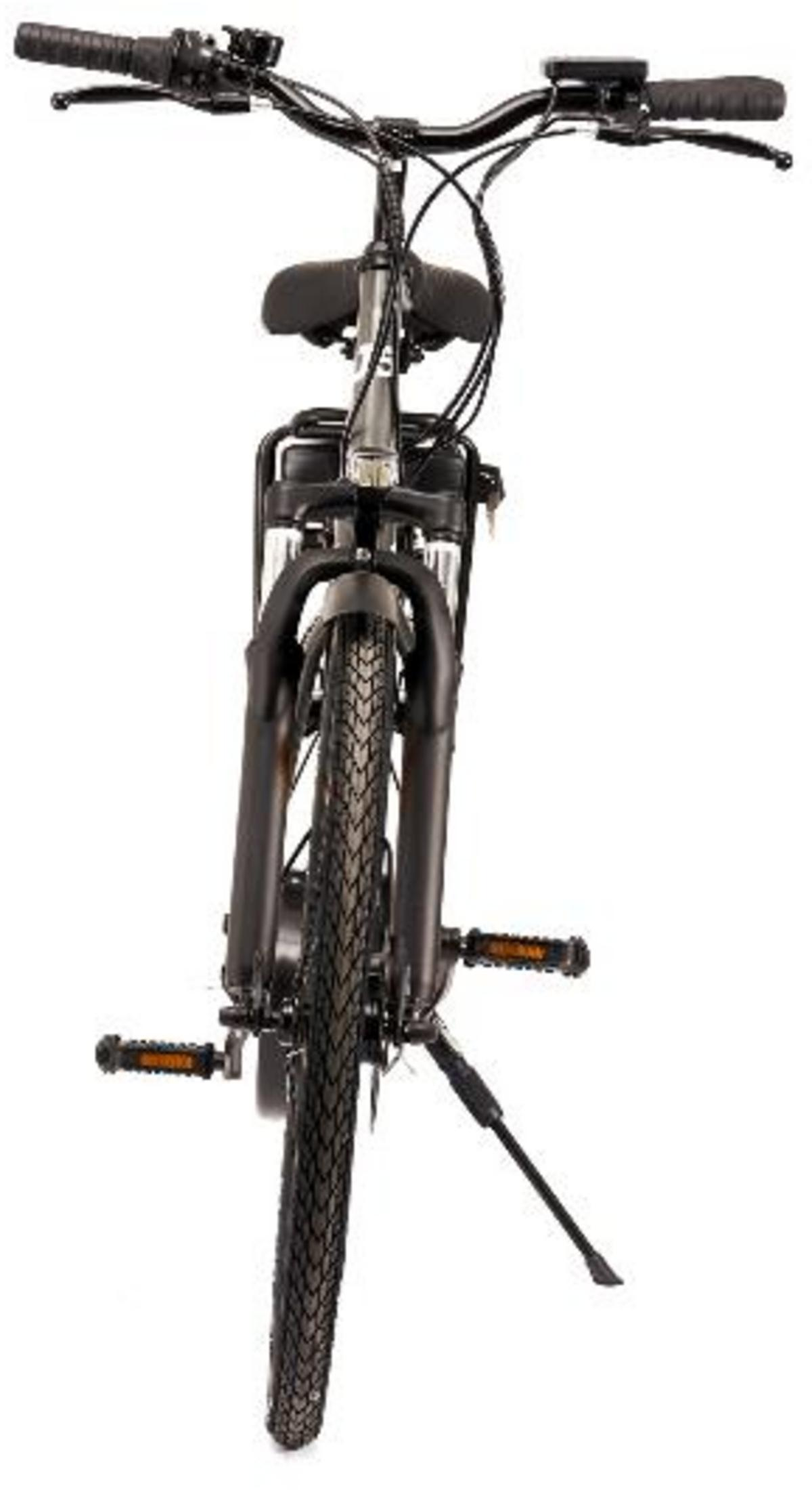 Czarny rower z kierownicą, siodełkiem, przednią oponą i podpórką.
