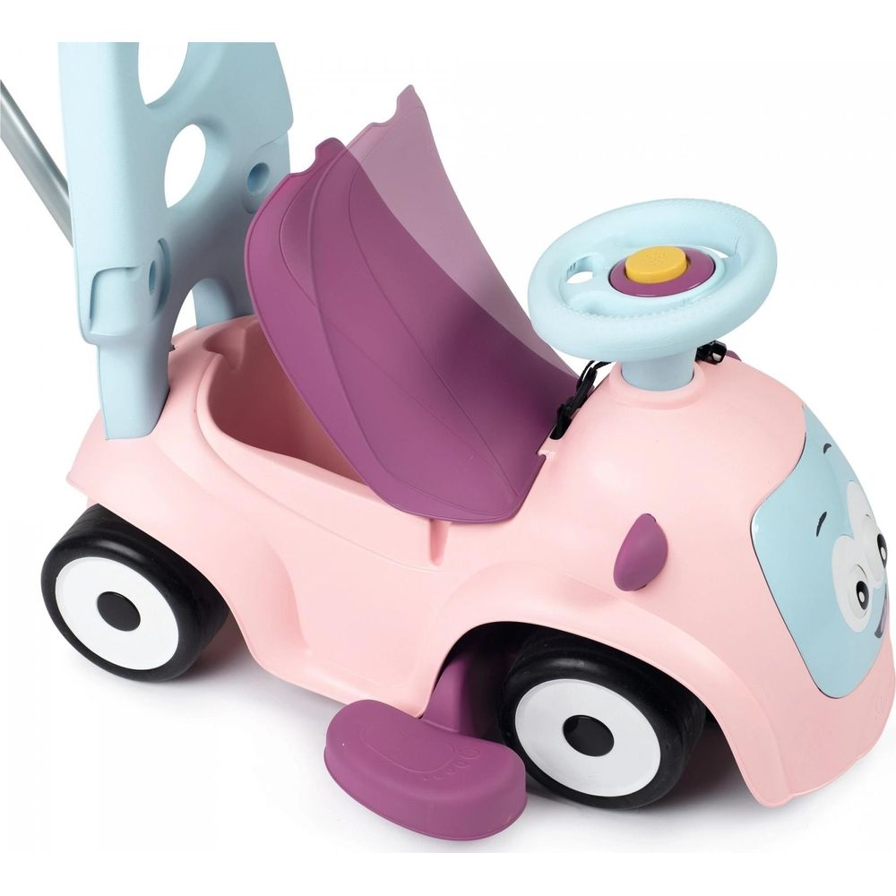 Ein pinkes Spielzeugauto mit blauem Lenkrad und violetter Haube. Weißer Hintergrund.