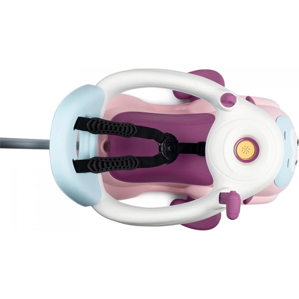 Ein rosafarbener Kinderwagen mit Sitz und Sicherheitsgurt.