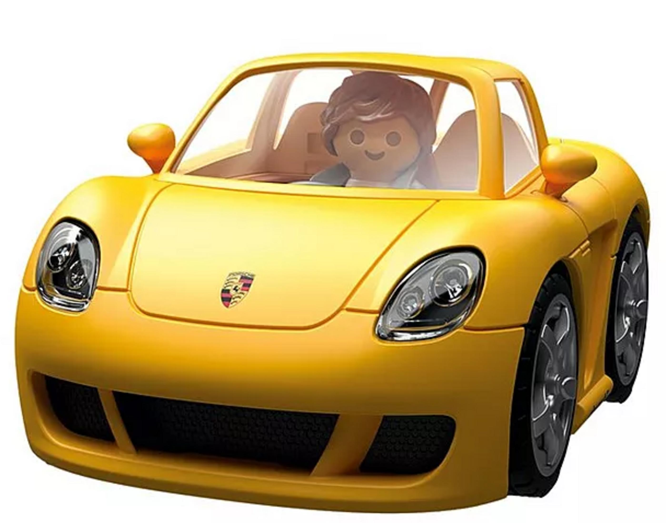 Un Porsche de juguete amarillo con una figura al volante.