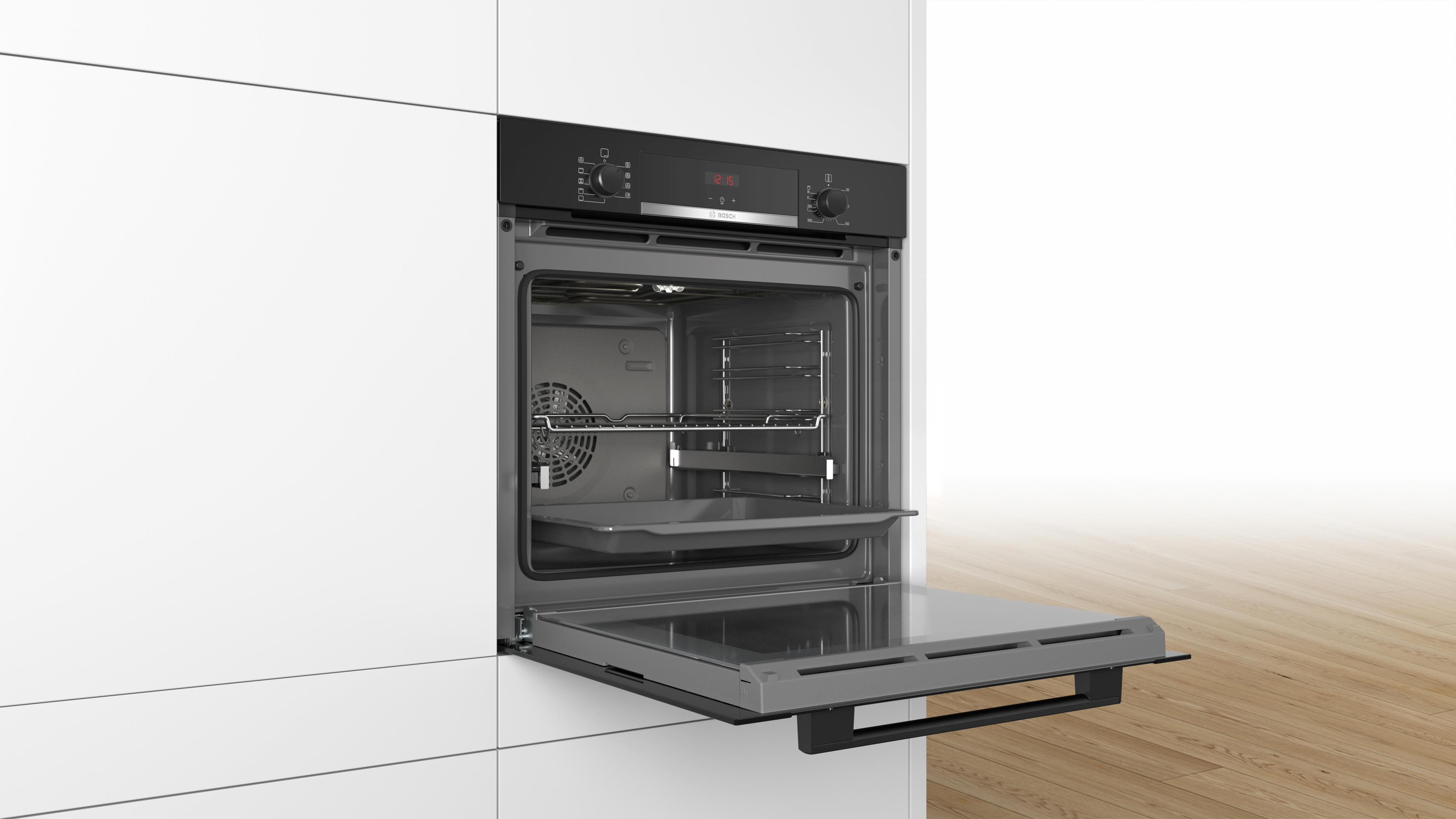Un forno da incasso moderno con la porta aperta e un display digitale.