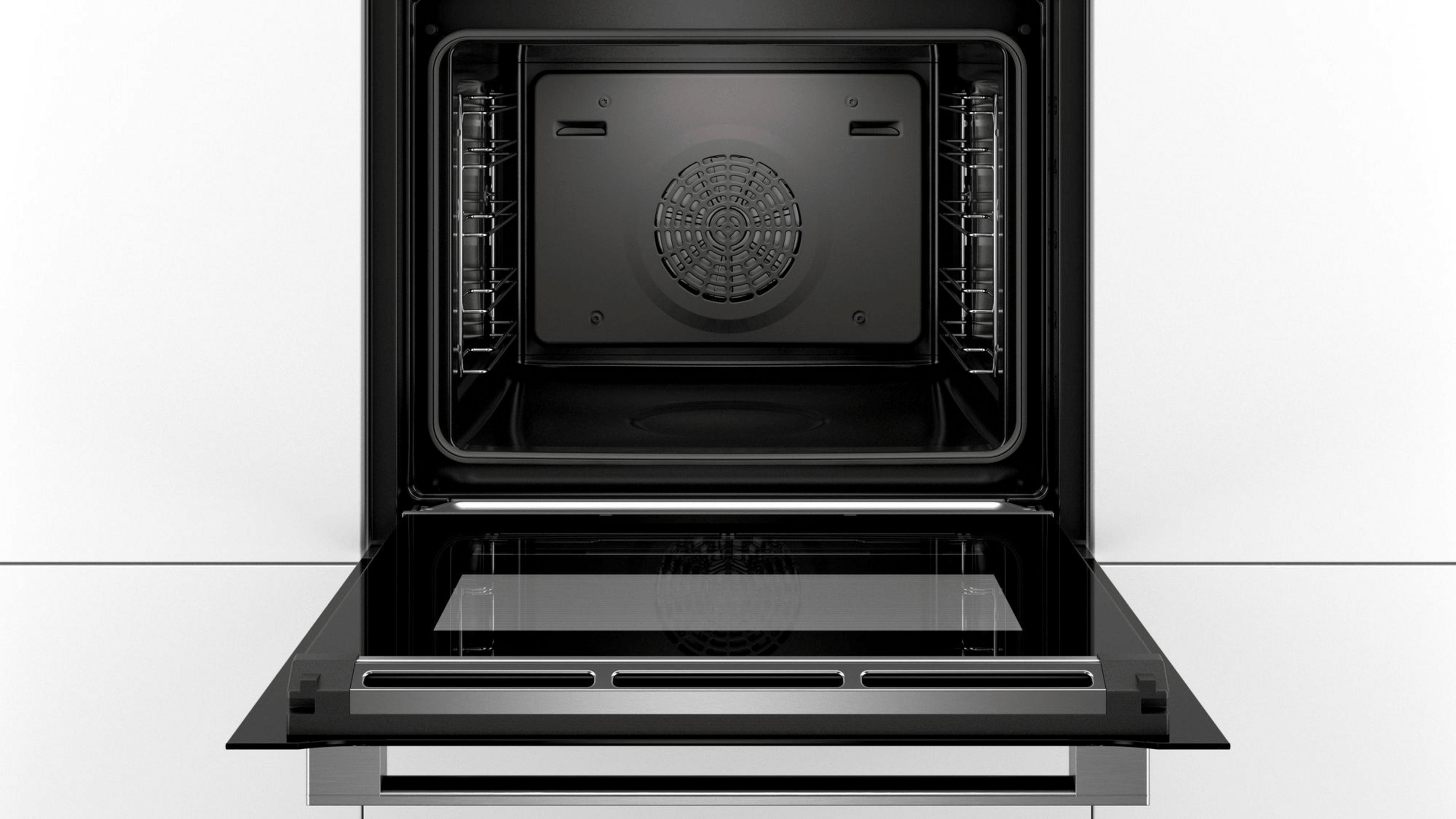 Ein offener, moderner Backofen mit schwarzem Innenraum und Metallgittern.