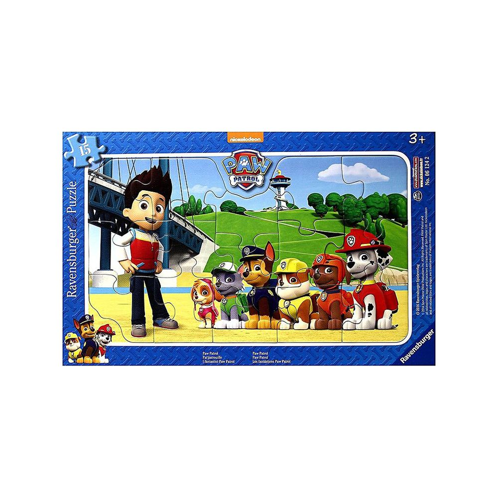 Ryder i szczeniaki Psiego Patrolu stoją przed mostem i zielonymi wzgórzami.