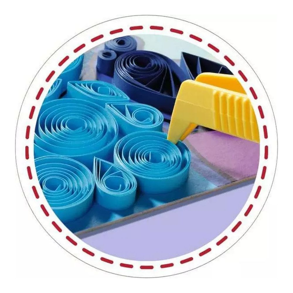 Ein gelbes Werkzeug rollt blaue Papierstreifen für Quilling.